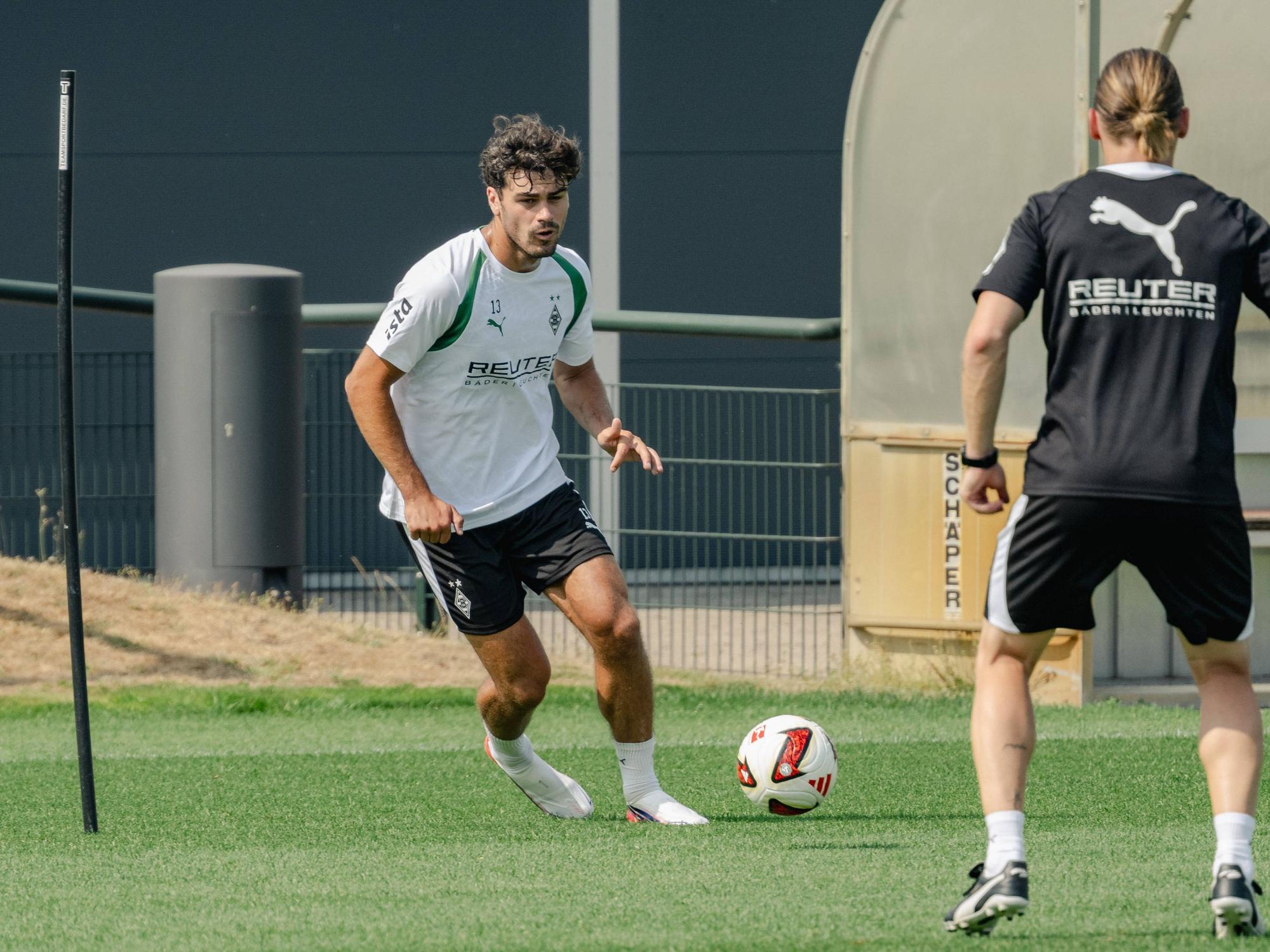 Giovanni Reyna im Training am Ball.