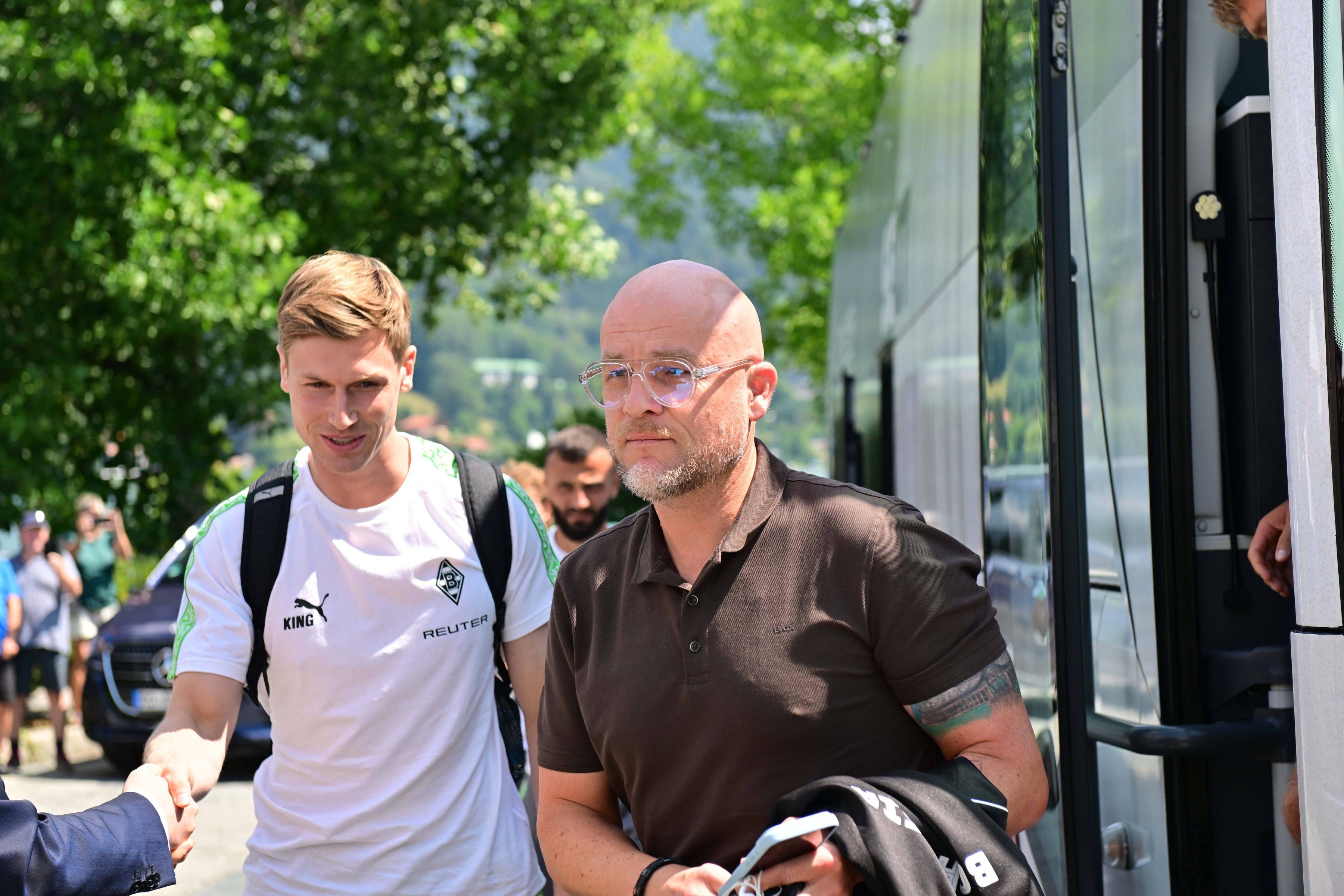 Sport-Boss Rouven Schröder kommt mit der Gladbacher Mannschaft am Tegernsee an.