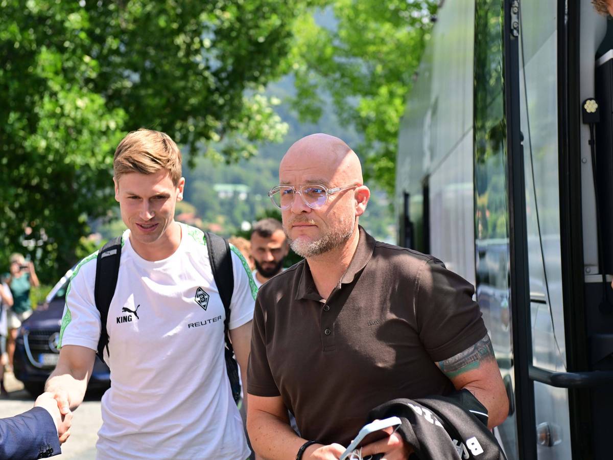 Sport-Boss Rouven Schröder kommt mit der Gladbacher Mannschaft am Tegernsee an.