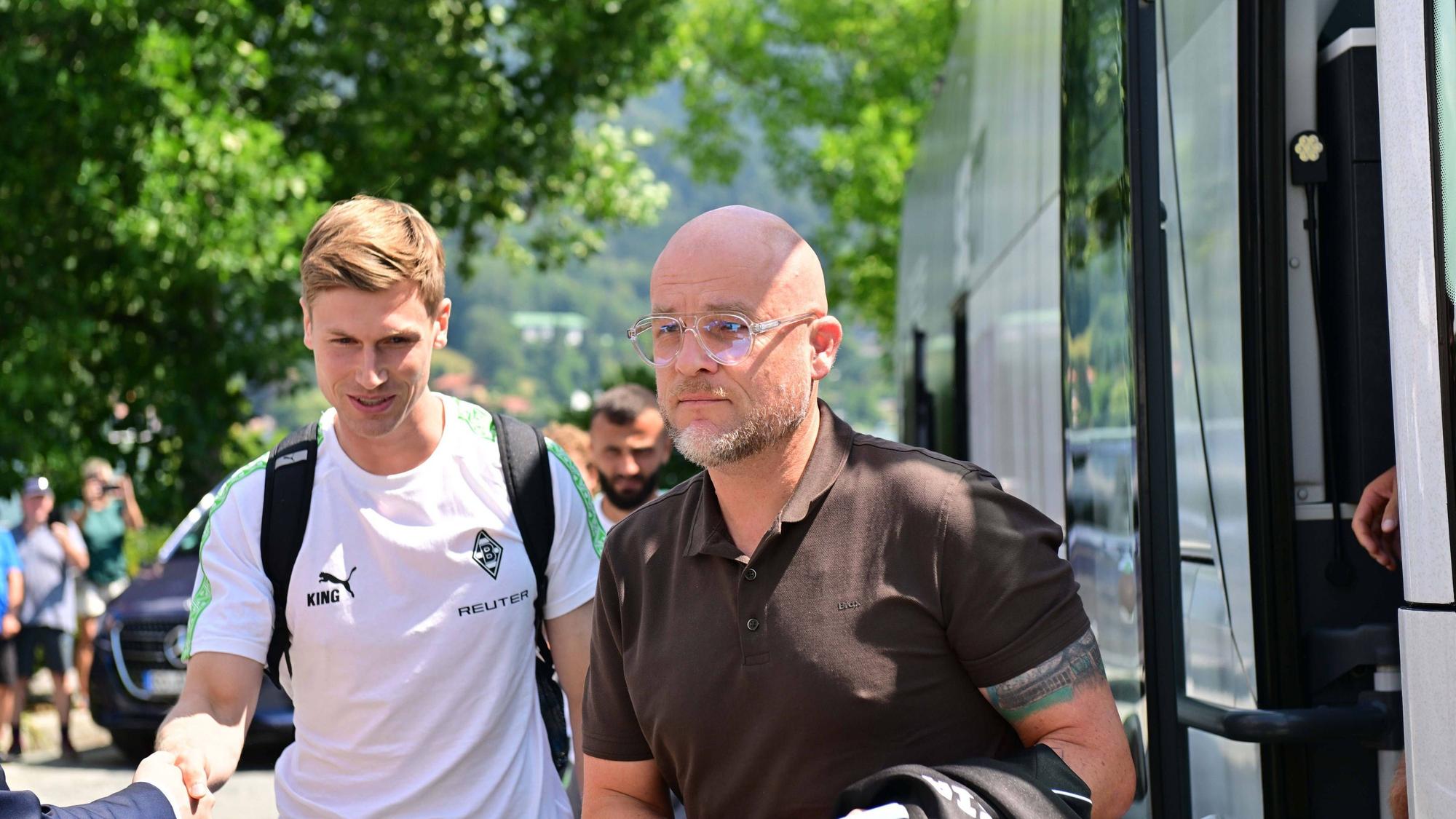 Sport-Boss Rouven Schröder kommt mit der Gladbacher Mannschaft am Tegernsee an.