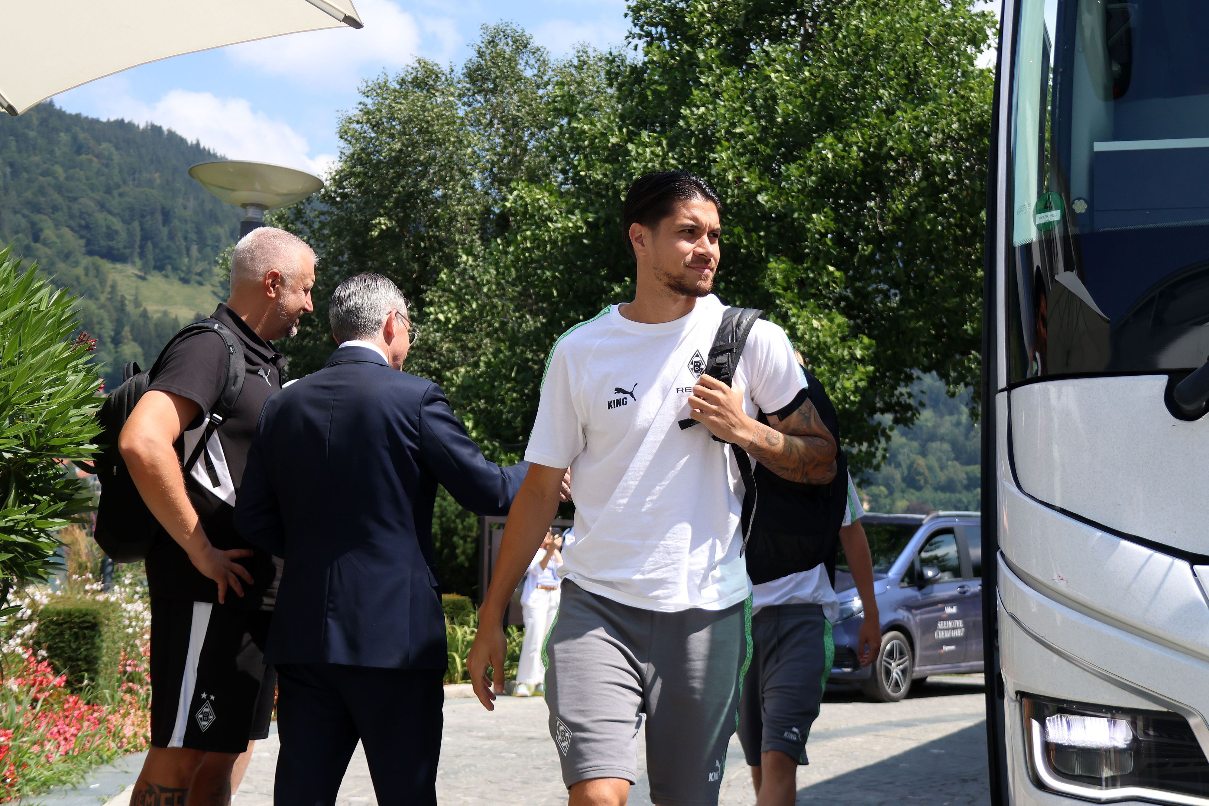 Kevin Diks geht mit Rucksack über der Schulter Richtung Hotel.