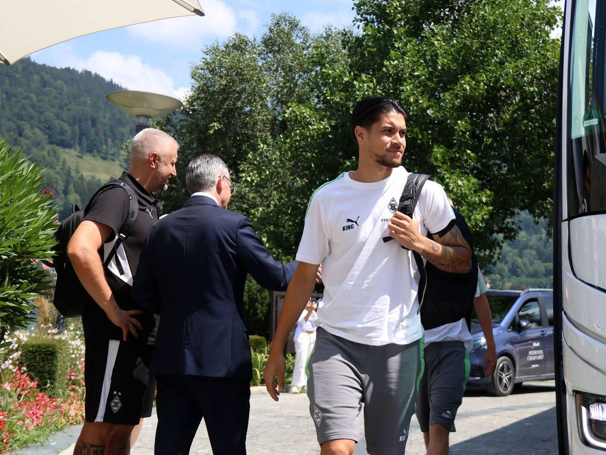 Kevin Diks geht mit Rucksack über der Schulter Richtung Hotel.