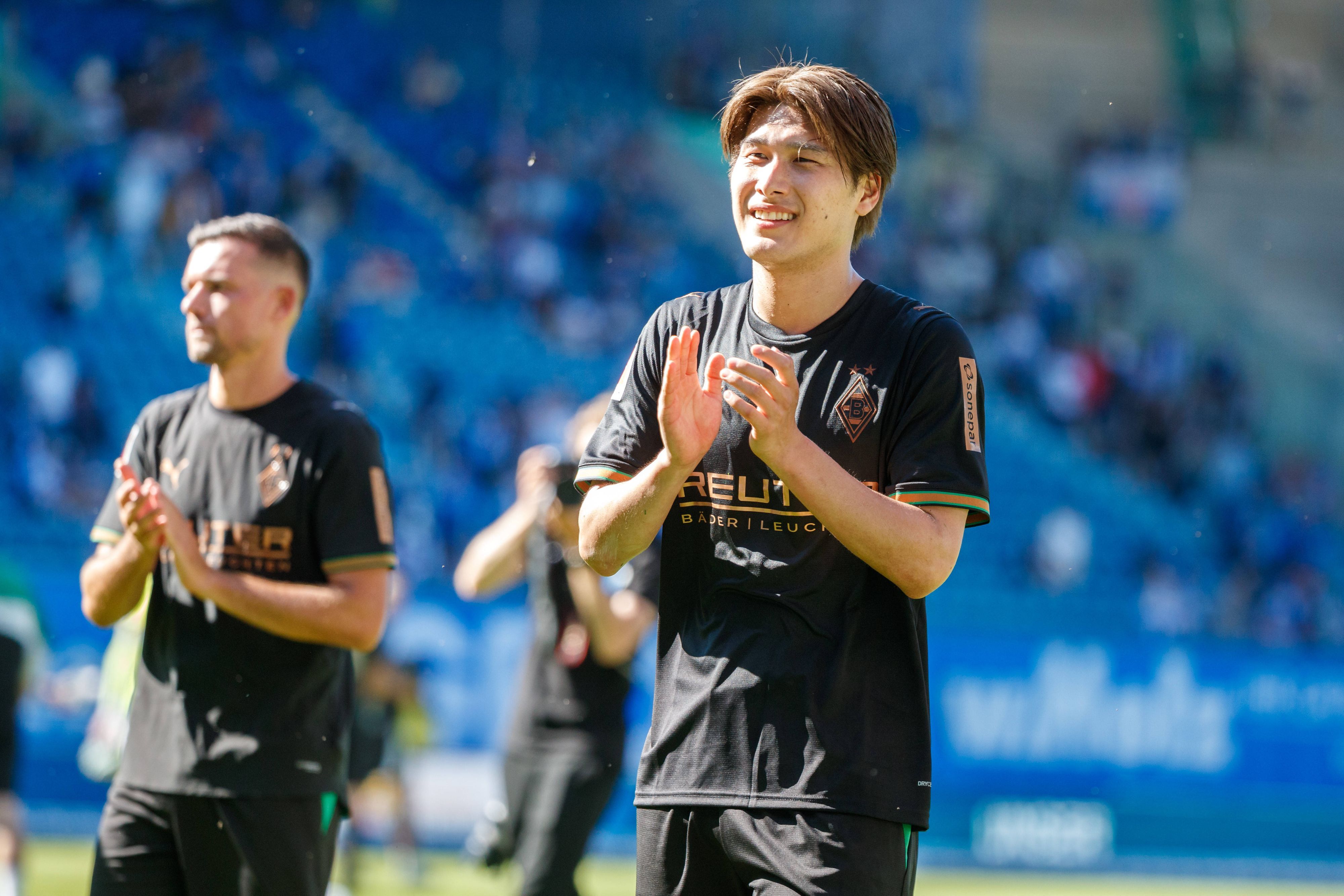Daiki Hashioka klatscht bei einem Testspiel in die Hände.