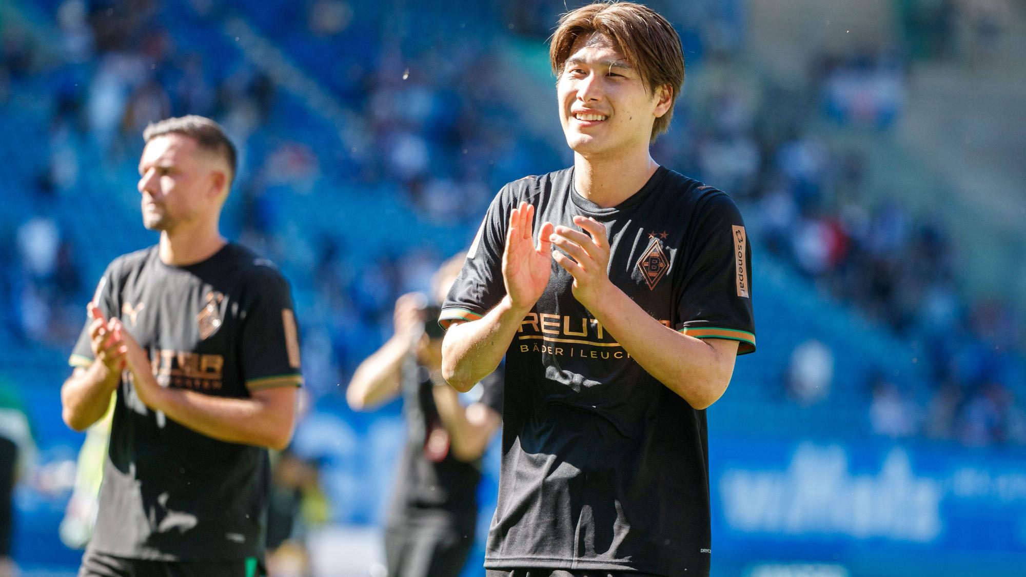 Daiki Hashioka klatscht bei einem Testspiel in die Hände.