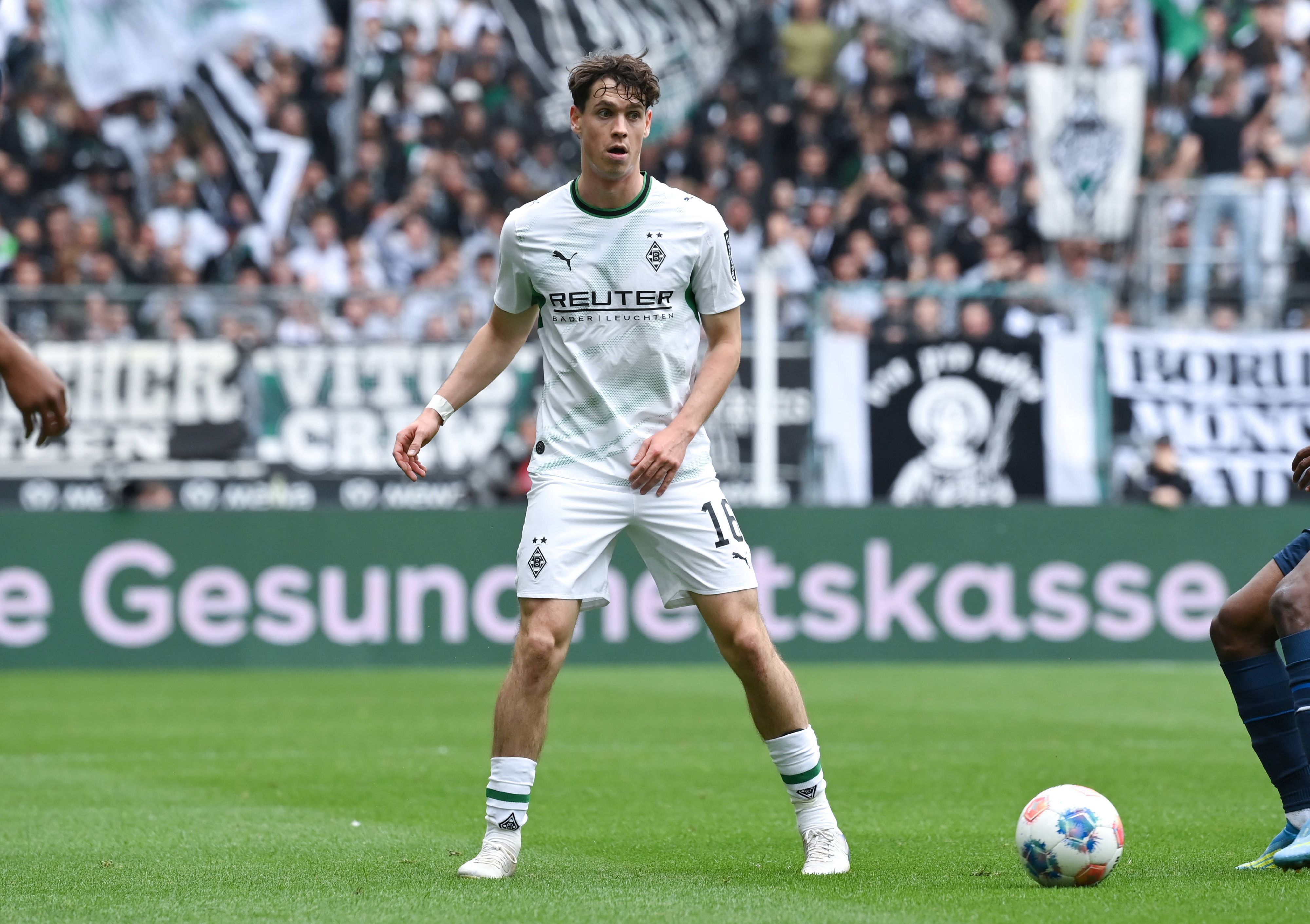Philipp Sander auf dem Fußballfeld vor Zuschauern