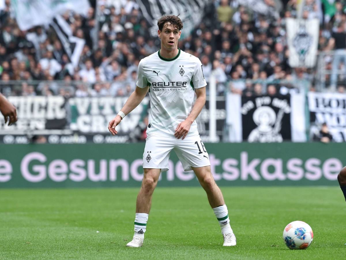 Philipp Sander auf dem Fußballfeld vor Zuschauern