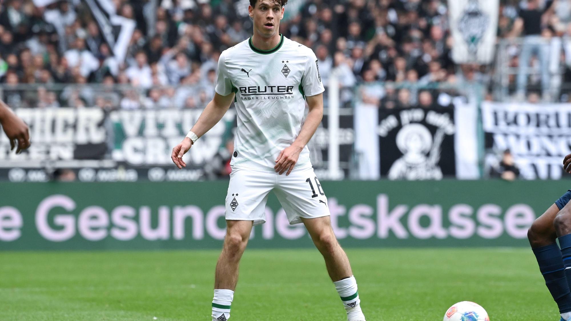 Philipp Sander auf dem Fußballfeld vor Zuschauern