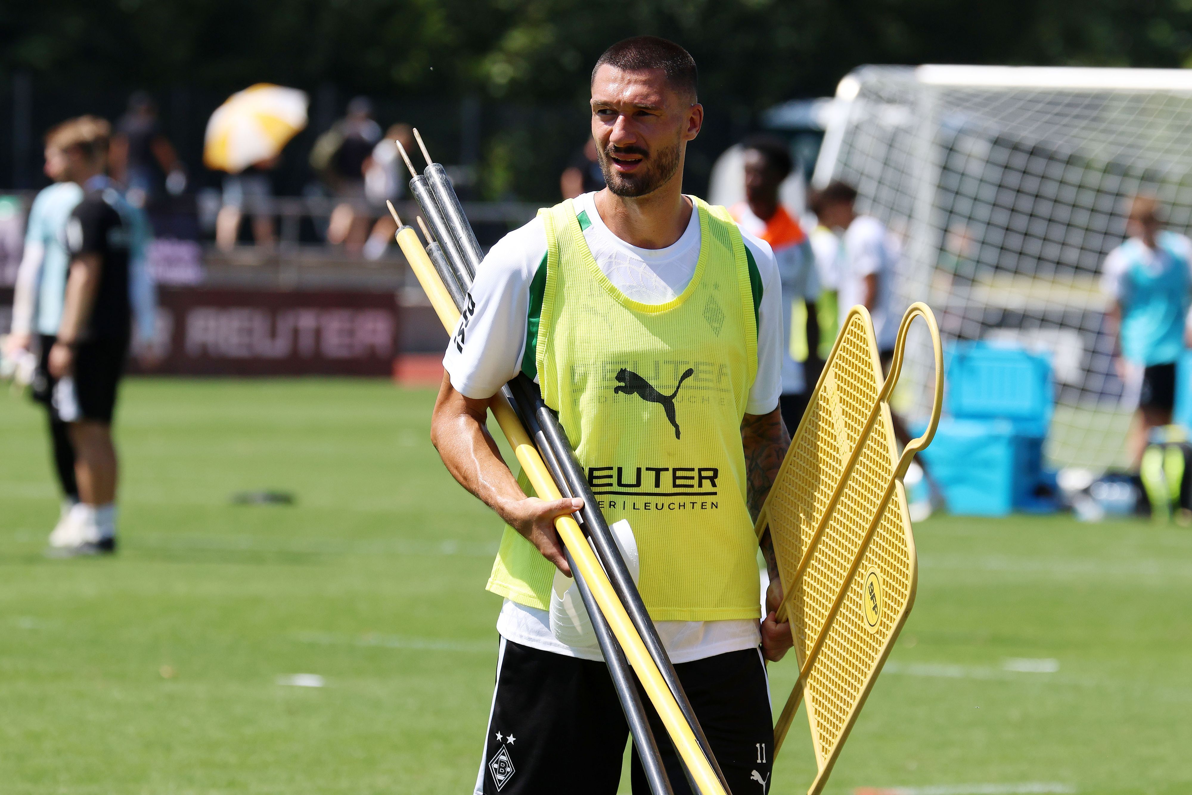 Tim Kleindienst trägt im Training Trainingsmaterial.