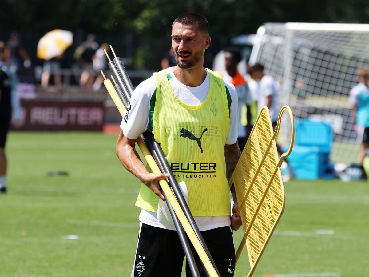 Tim Kleindienst trägt im Training Trainingsmaterial.
