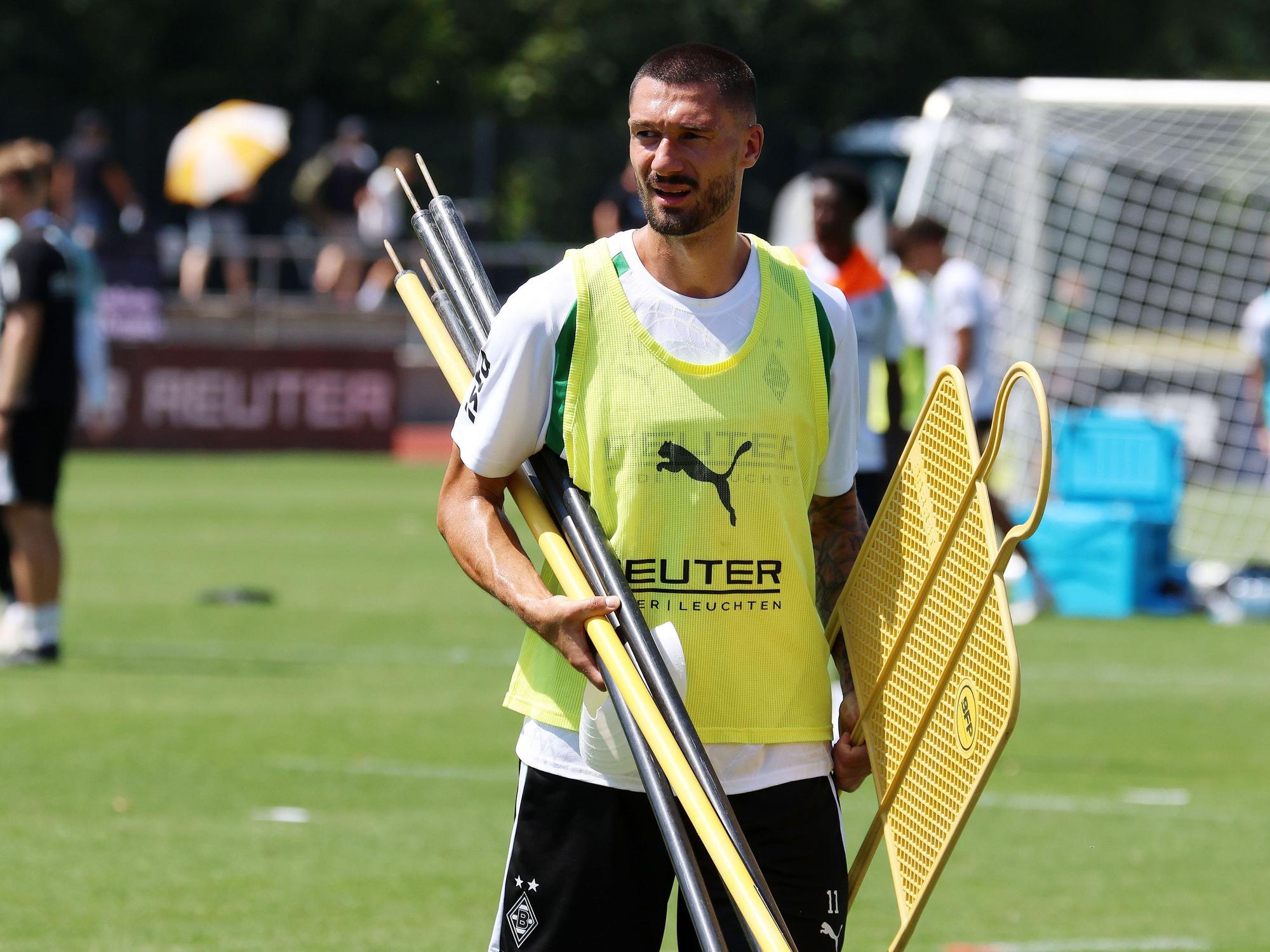 Tim Kleindienst trägt im Training Trainingsmaterial.