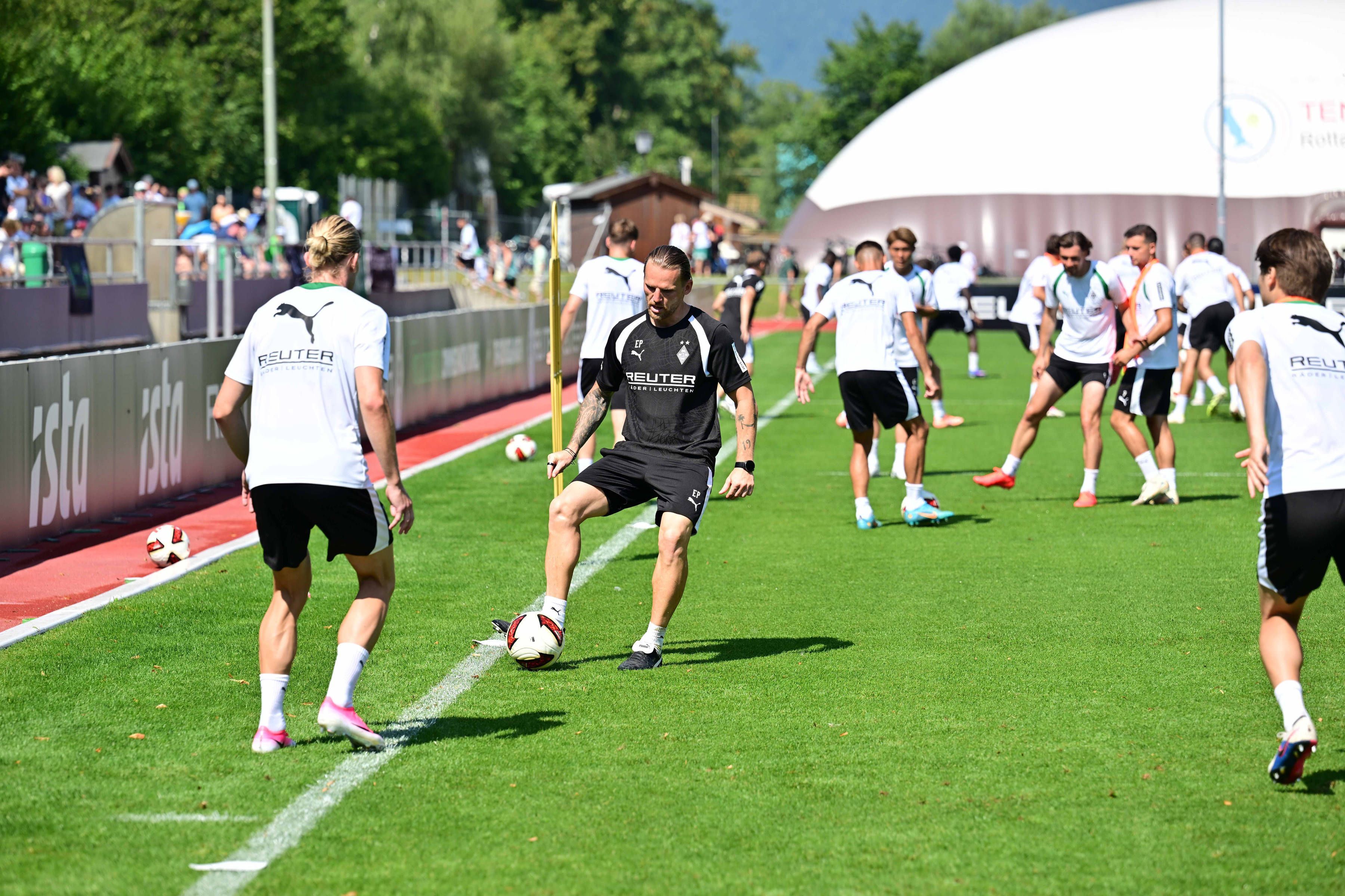 Eugen Polanski und Fußballspieler beim Training