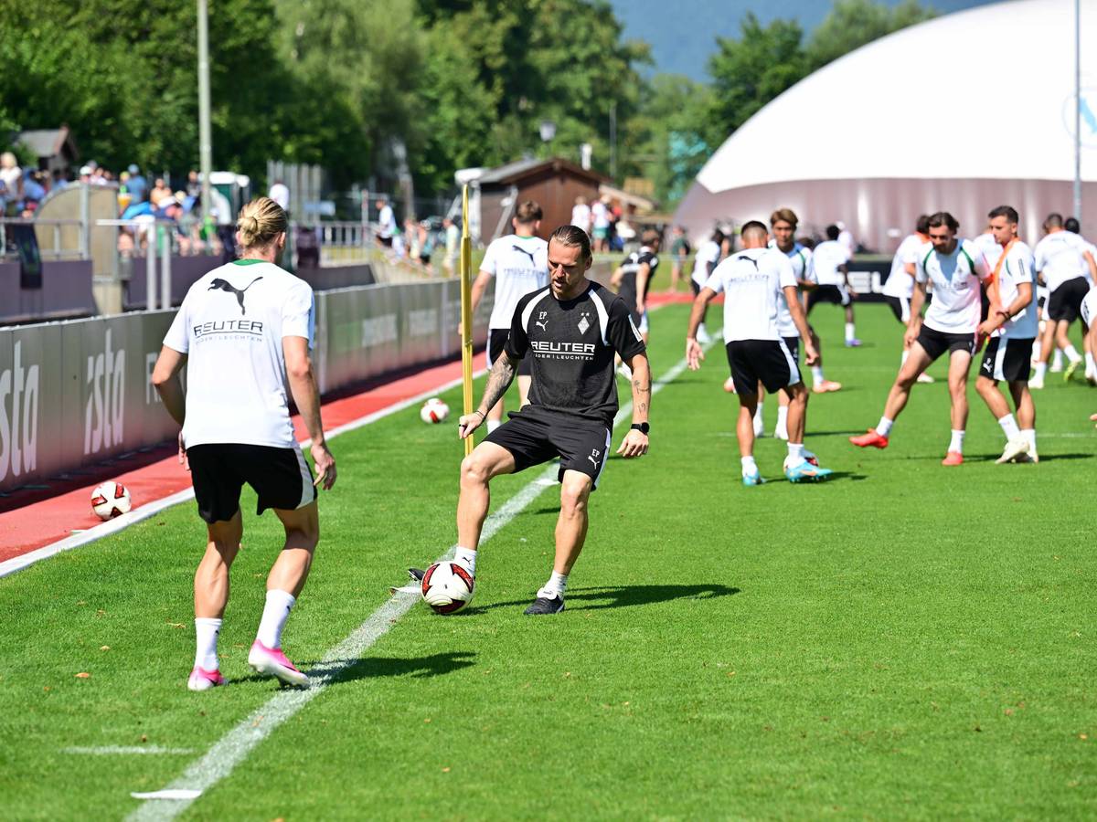 Eugen Polanski und Fußballspieler beim Training