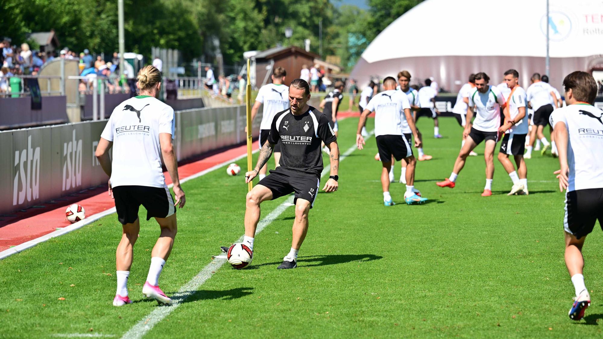 Eugen Polanski und Fußballspieler beim Training