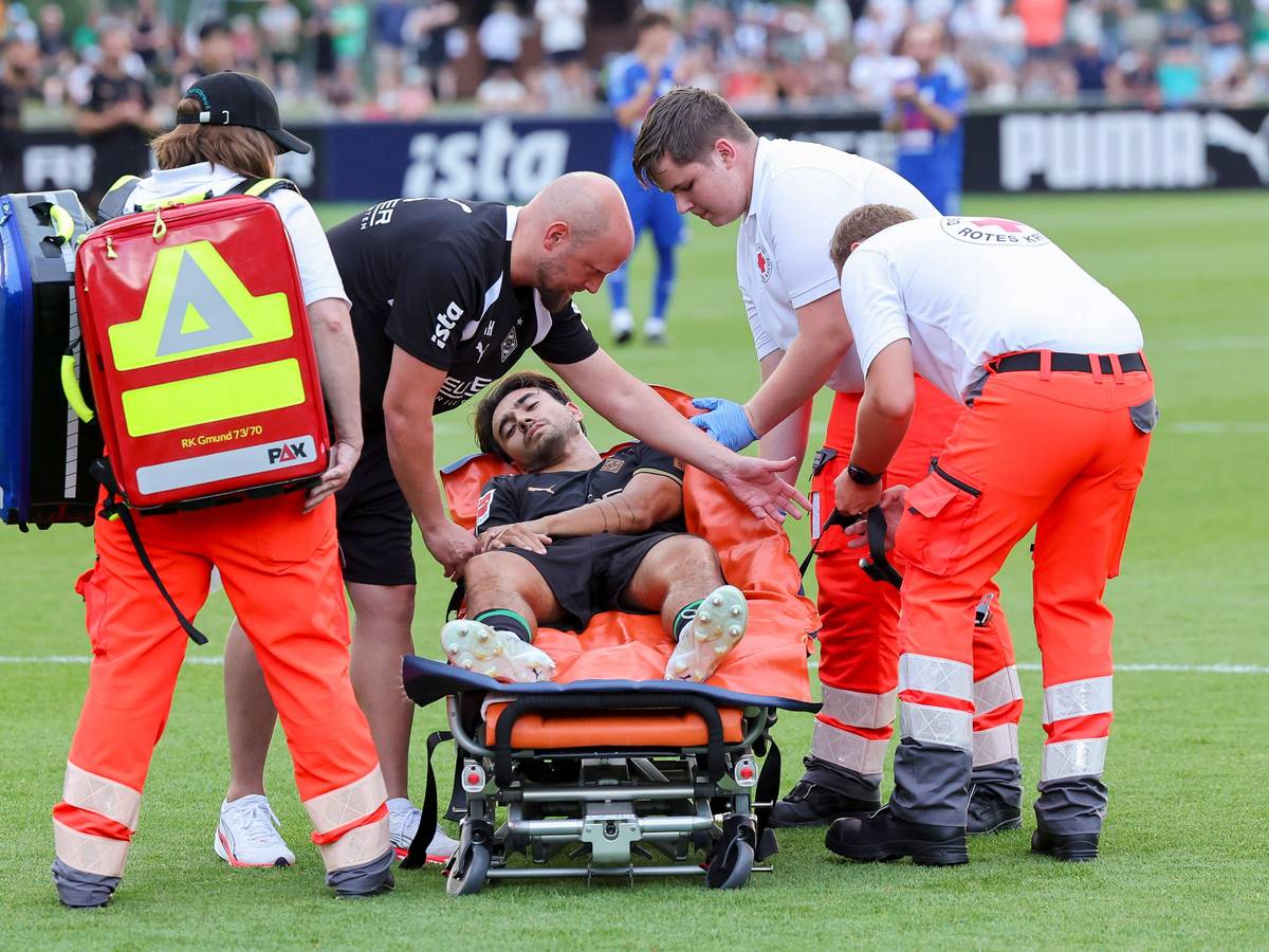 Jens Castrop liegt verletzt auf einer Trage