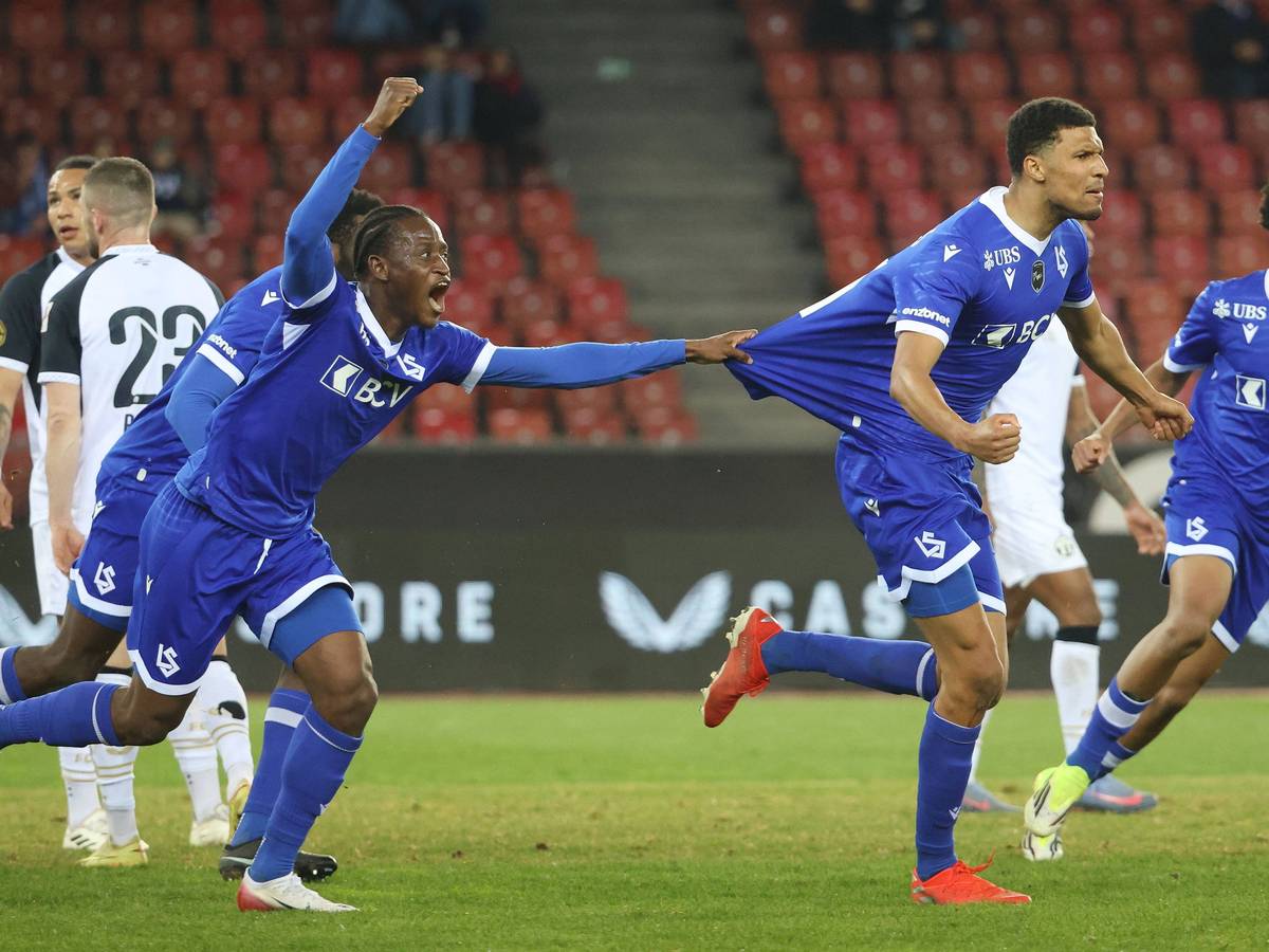 Karim Sow bejubelt einen Treffer für den FC Lausanne.