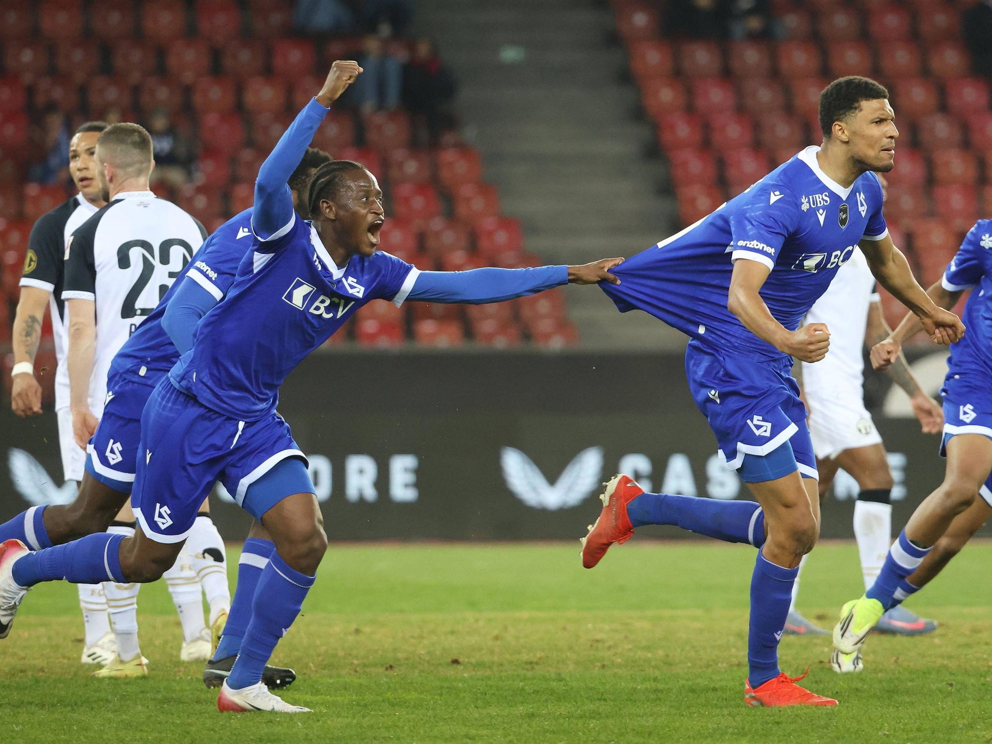 Karim Sow bejubelt einen Treffer für den FC Lausanne.
