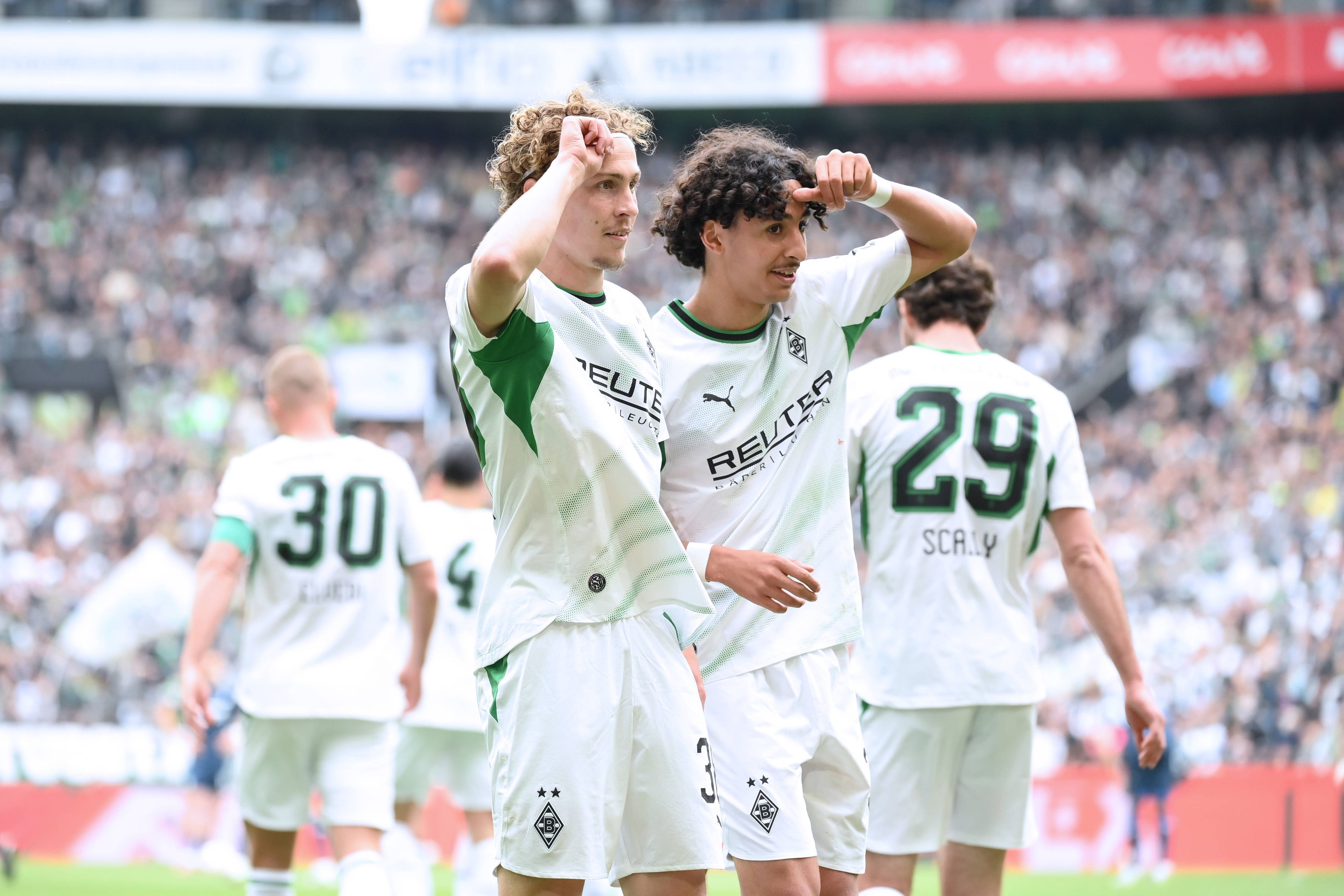 Hugo Bolin und Wael Mohya jubeln gemeinsam im Trikot von Borussia Mönchengladbach.