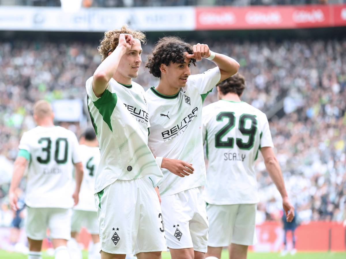 Hugo Bolin und Wael Mohya jubeln gemeinsam im Trikot von Borussia Mönchengladbach.