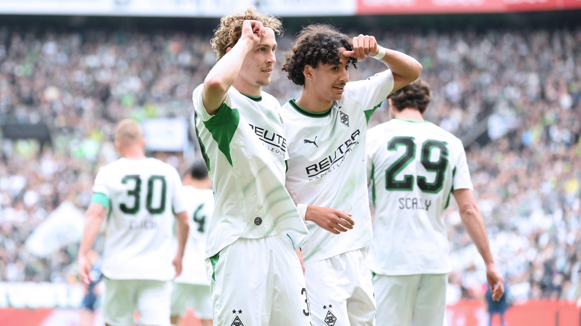 Hugo Bolin und Wael Mohya jubeln gemeinsam im Trikot von Borussia Mönchengladbach.