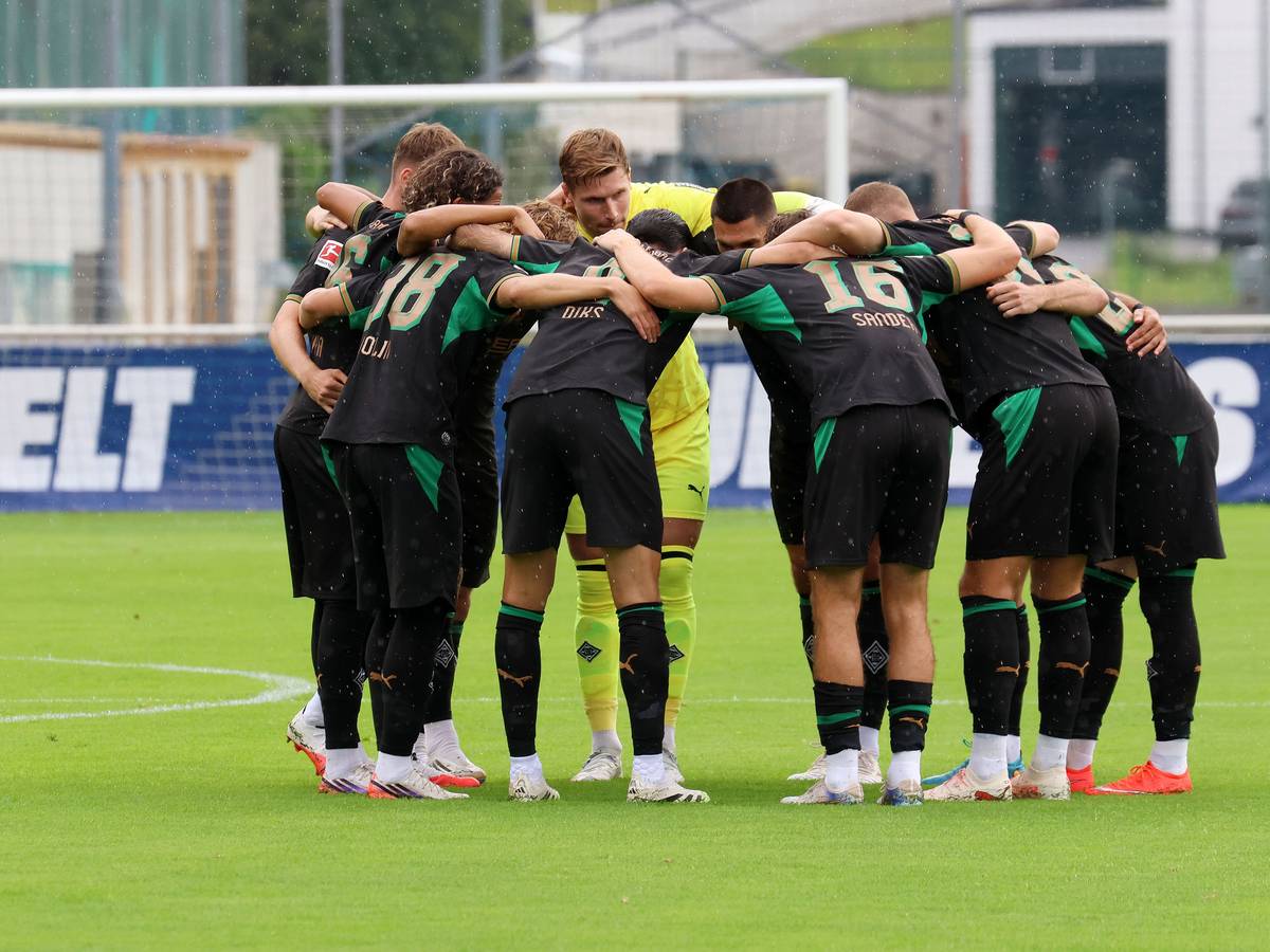 Die Gladbach-Spieler bilden einen Kreis.