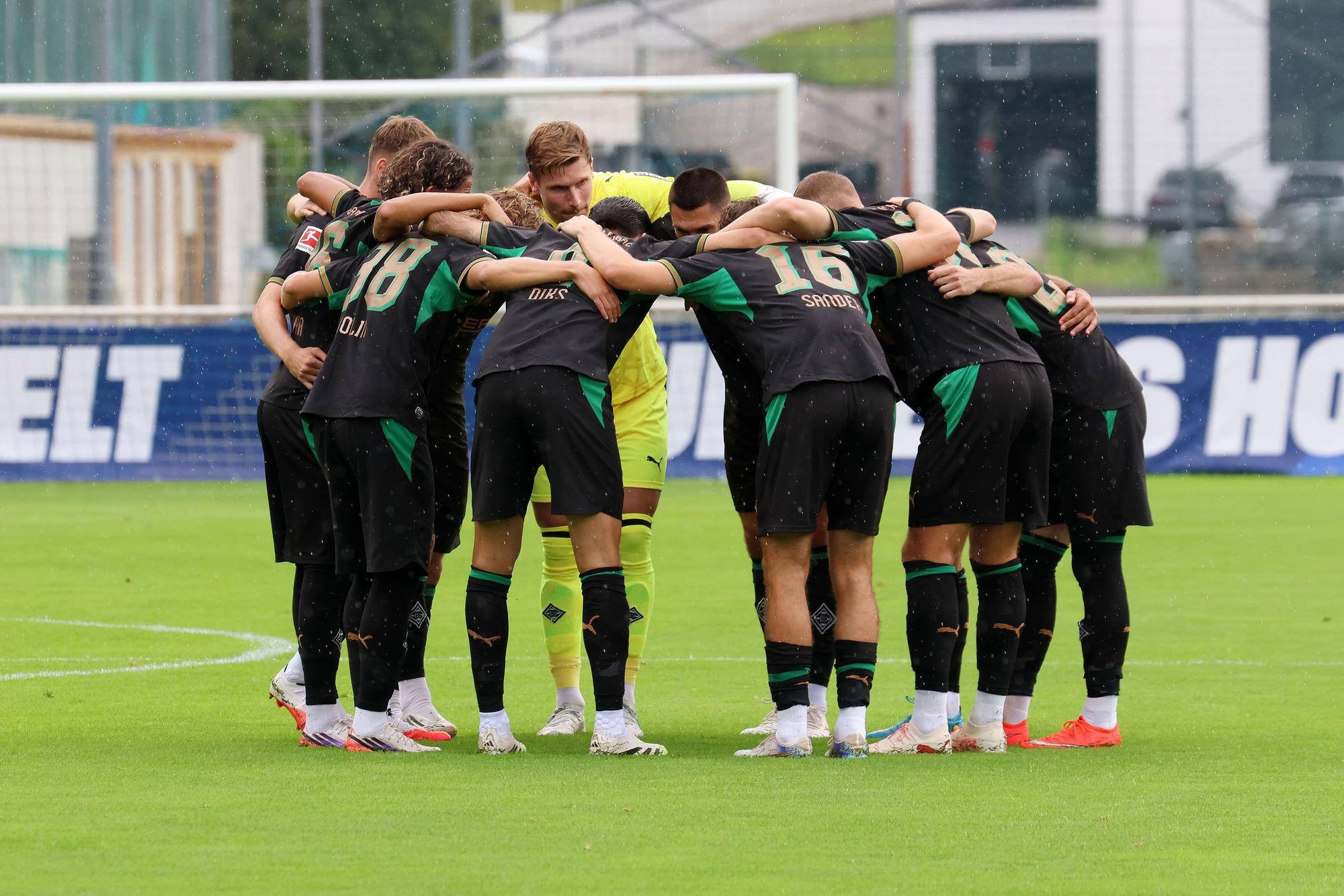 Die Gladbach-Spieler bilden einen Kreis.