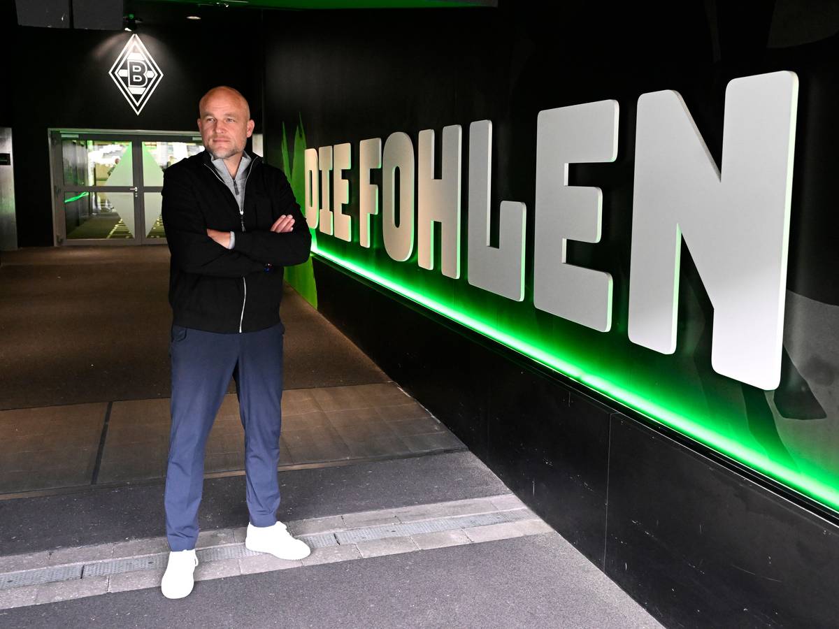 Rouven Schröder in einem Innenraum