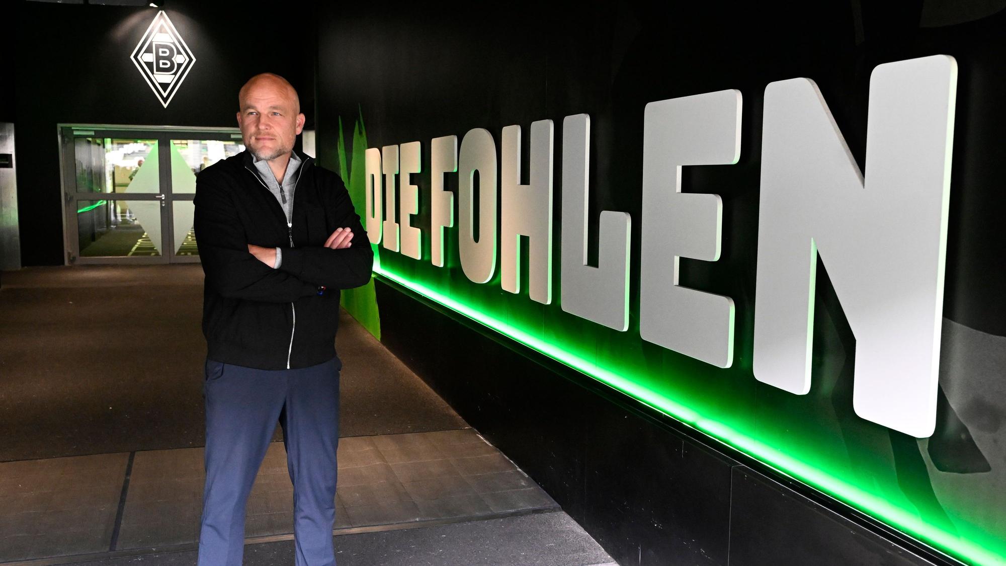 Rouven Schröder im Innenraum des Borussia-Parks.