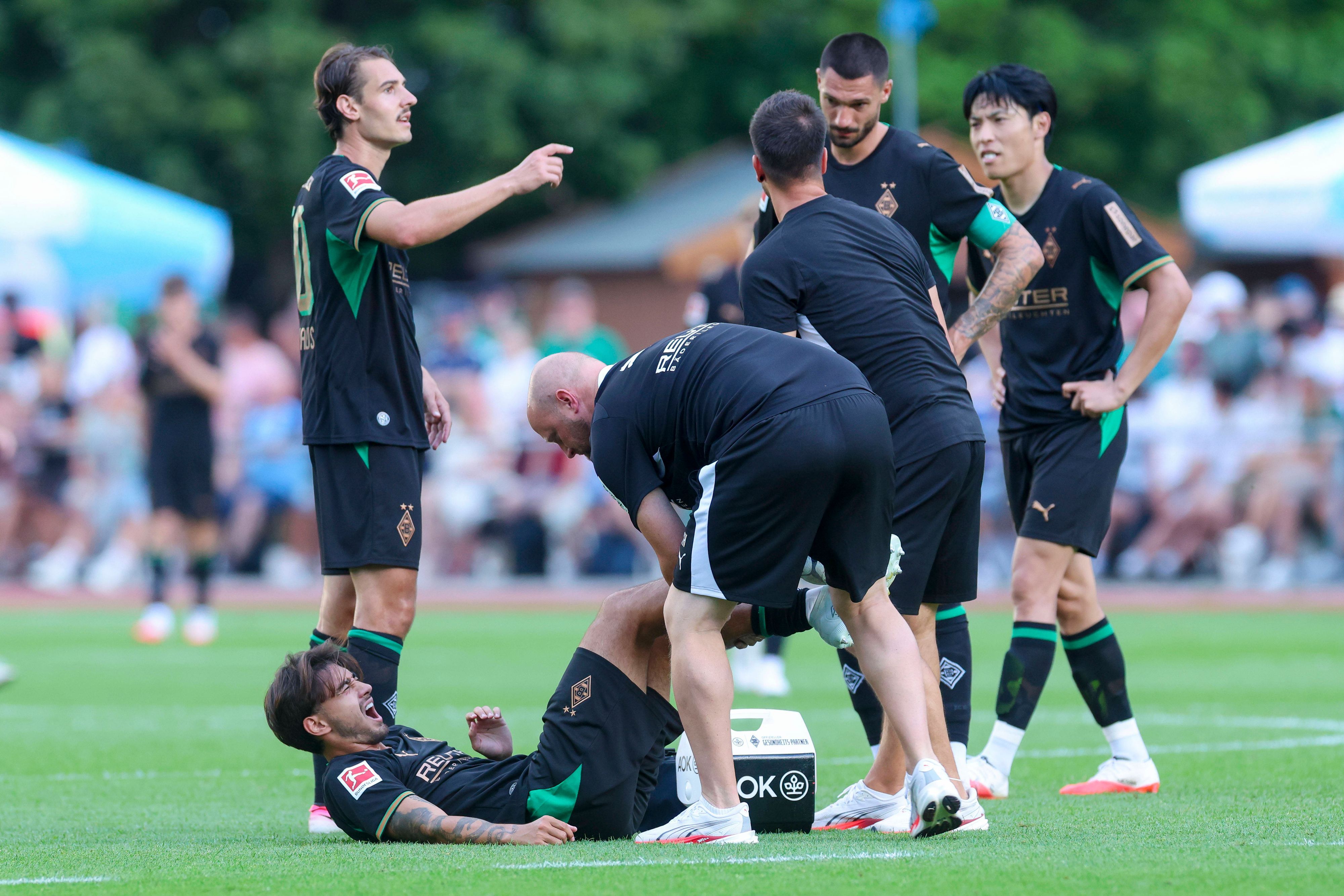 Jens Castrop von Borussia Mönchengladbach liegt verletzt auf dem Rasen und schreit vor Schmerzen.