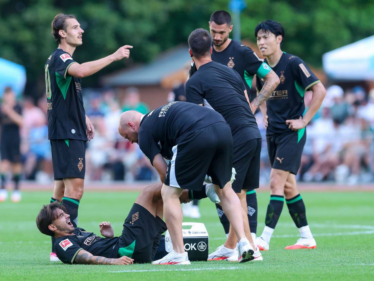 Jens Castrop von Borussia Mönchengladbach liegt verletzt auf dem Rasen und schreit vor Schmerzen.