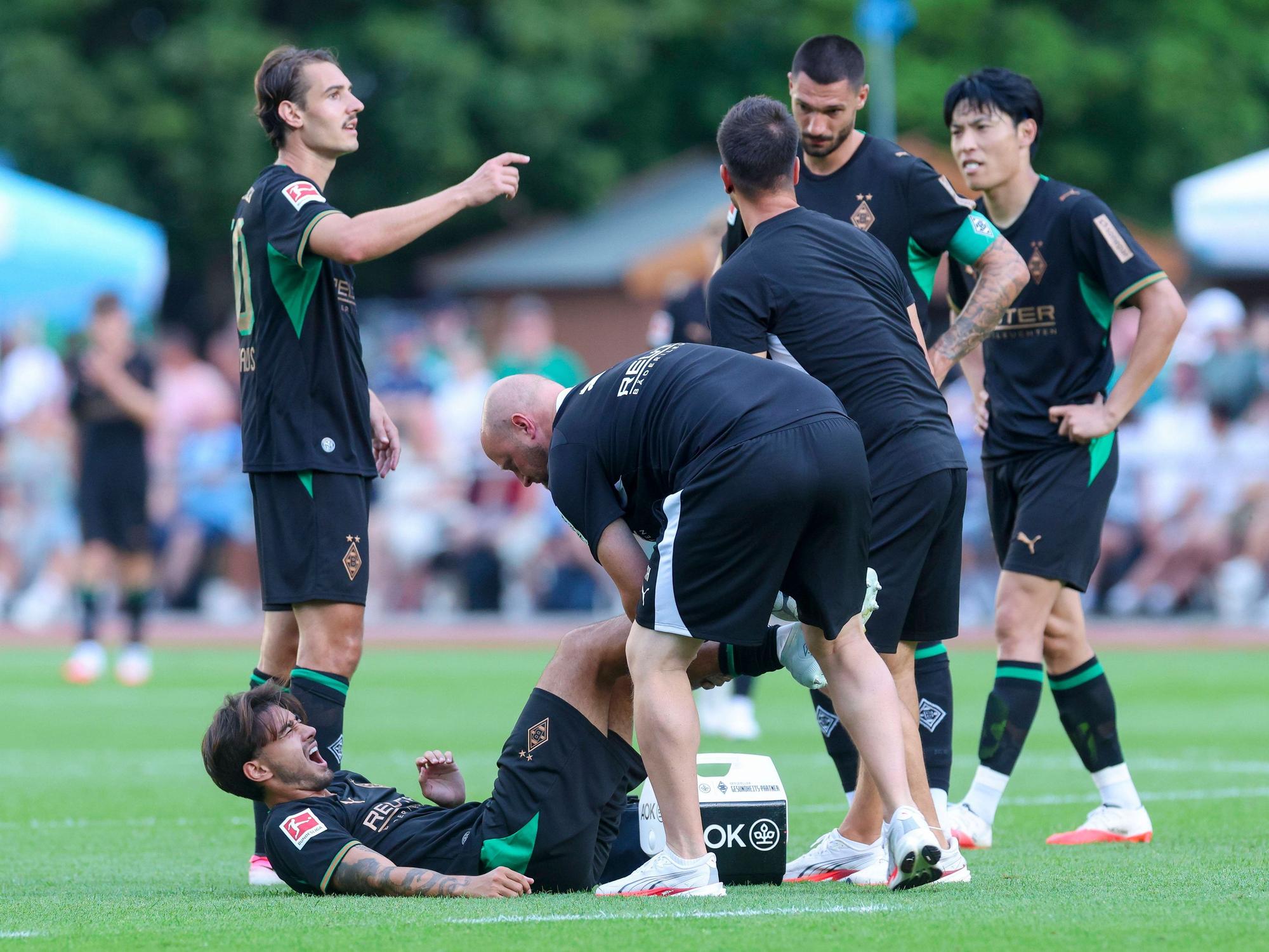 Jens Castrop von Borussia Mönchengladbach liegt verletzt auf dem Rasen und schreit vor Schmerzen.