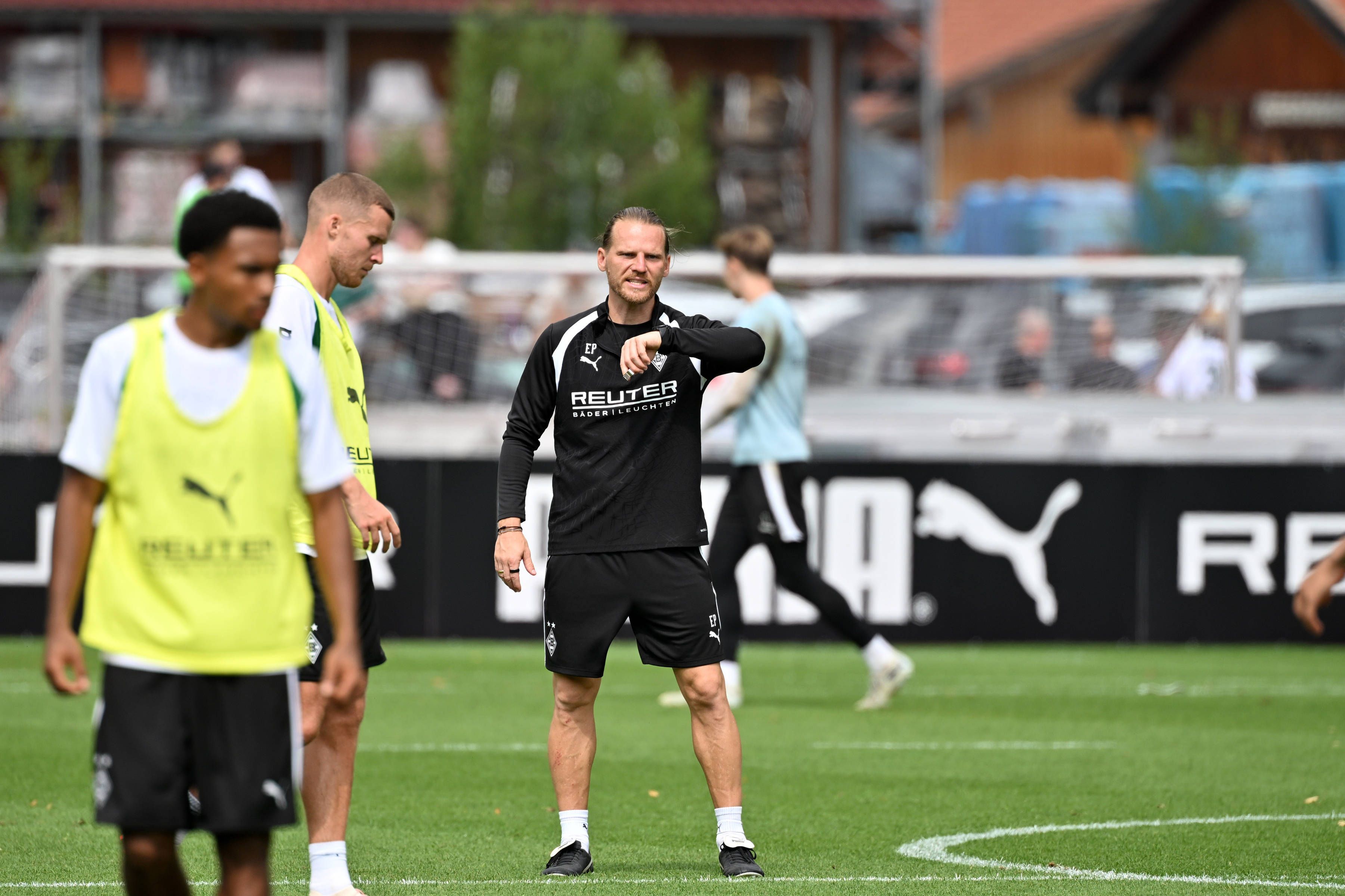 Eugen Polanski schaut im Gladbach-Training auf die Uhr.
