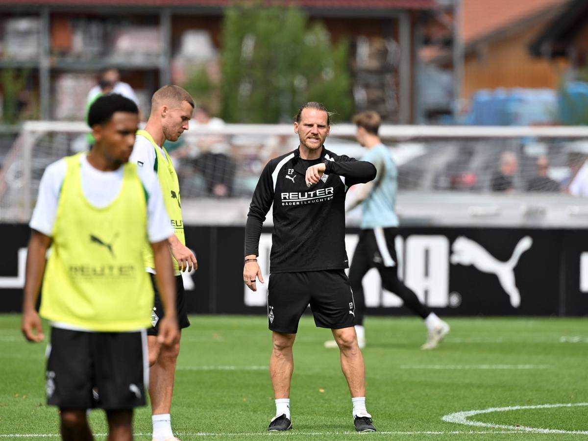 Eugen Polanski schaut im Gladbach-Training auf die Uhr.