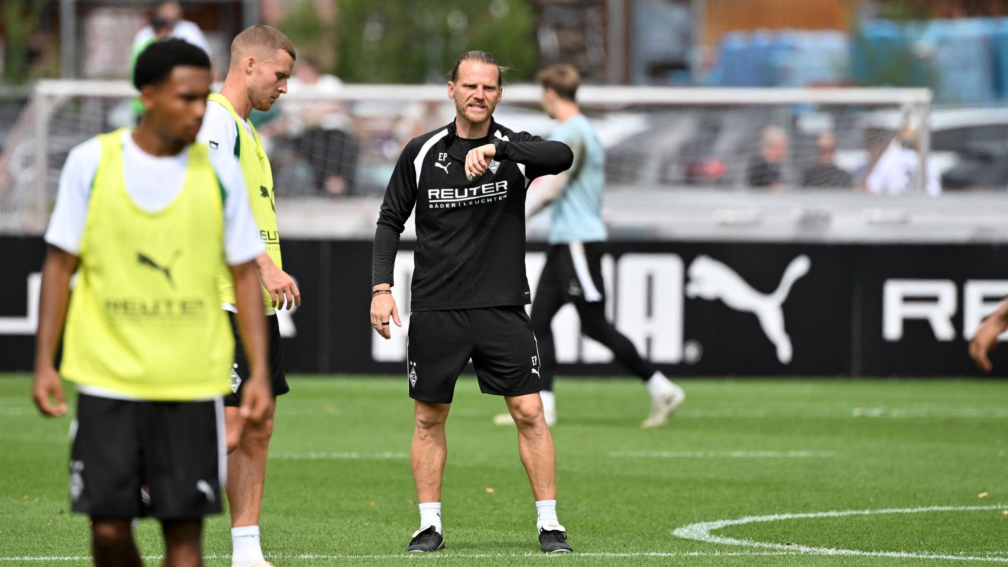 Eugen Polanski schaut im Gladbach-Training auf die Uhr.