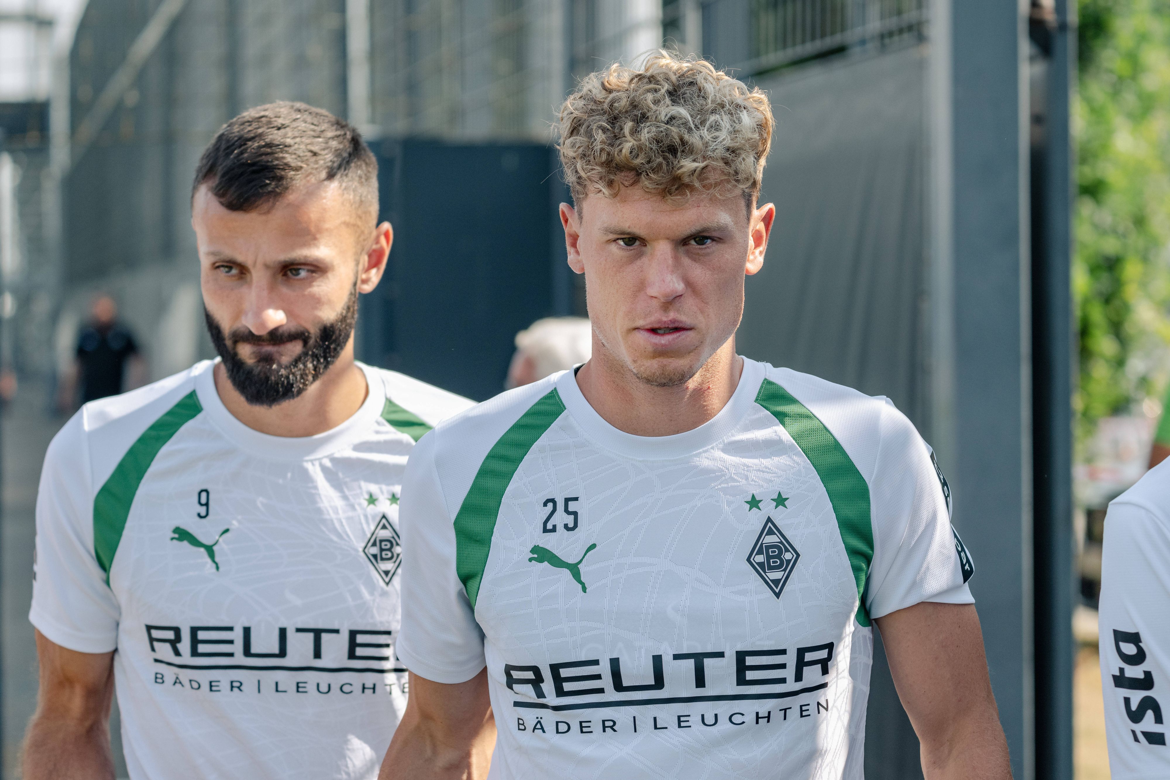 Gladbachs Robin Hack und Franck Honorat gehen auf den Trainingsplatz.