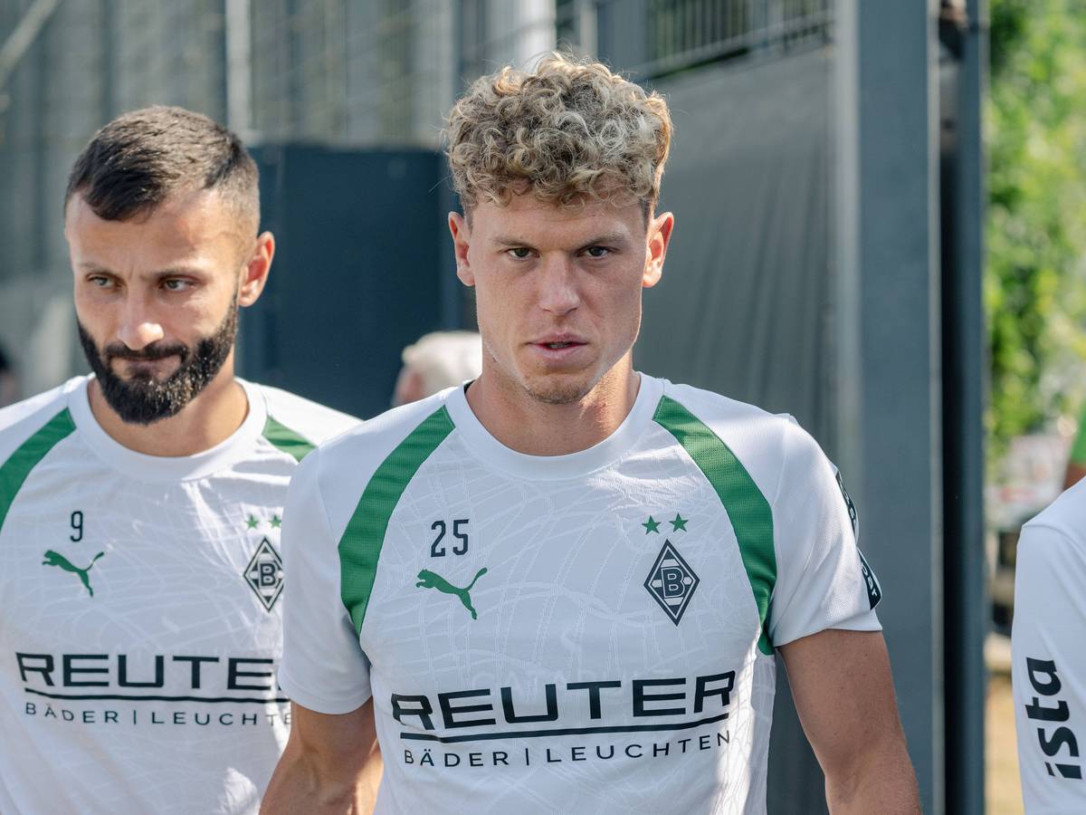 Gladbachs Robin Hack und Franck Honorat gehen auf den Trainingsplatz.