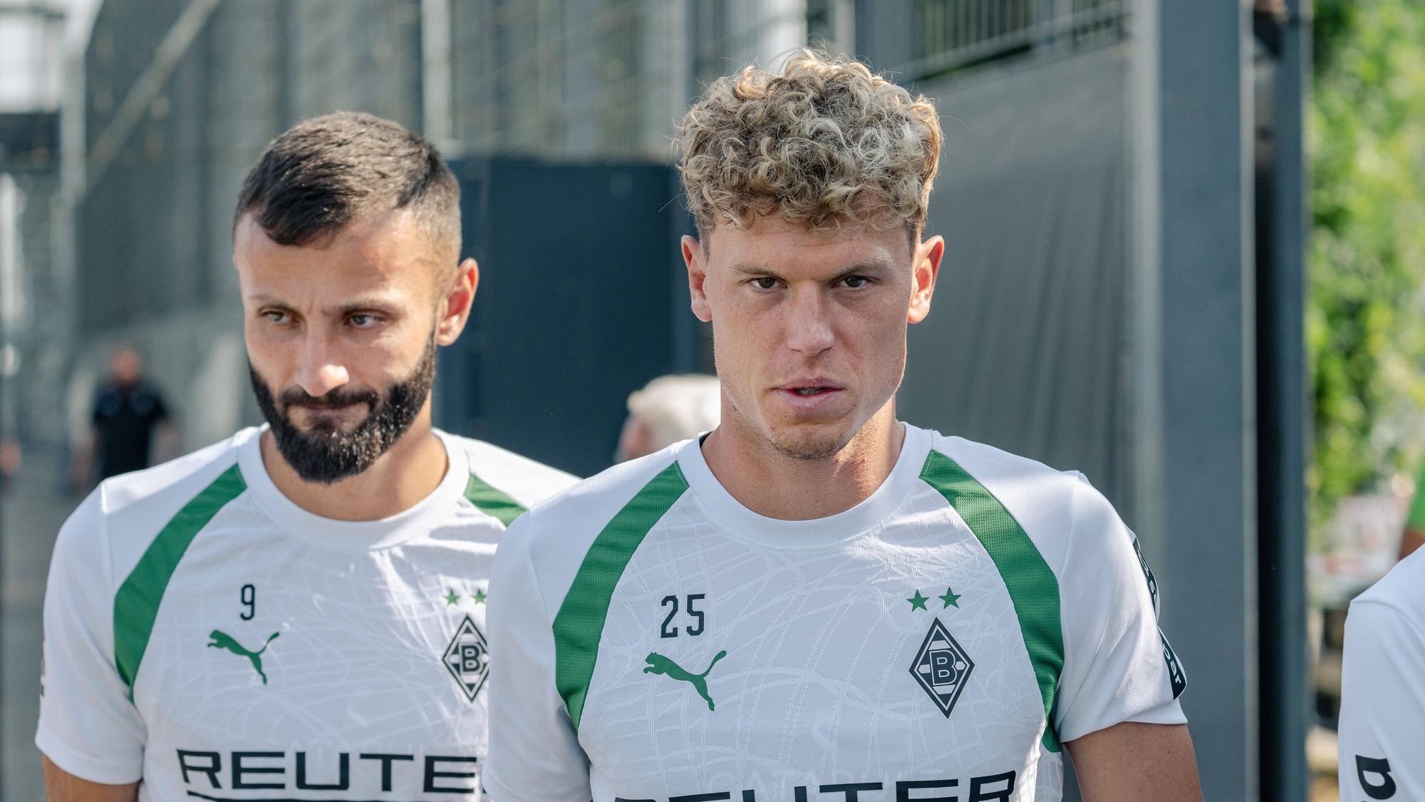 Gladbachs Robin Hack und Franck Honorat gehen auf den Trainingsplatz.