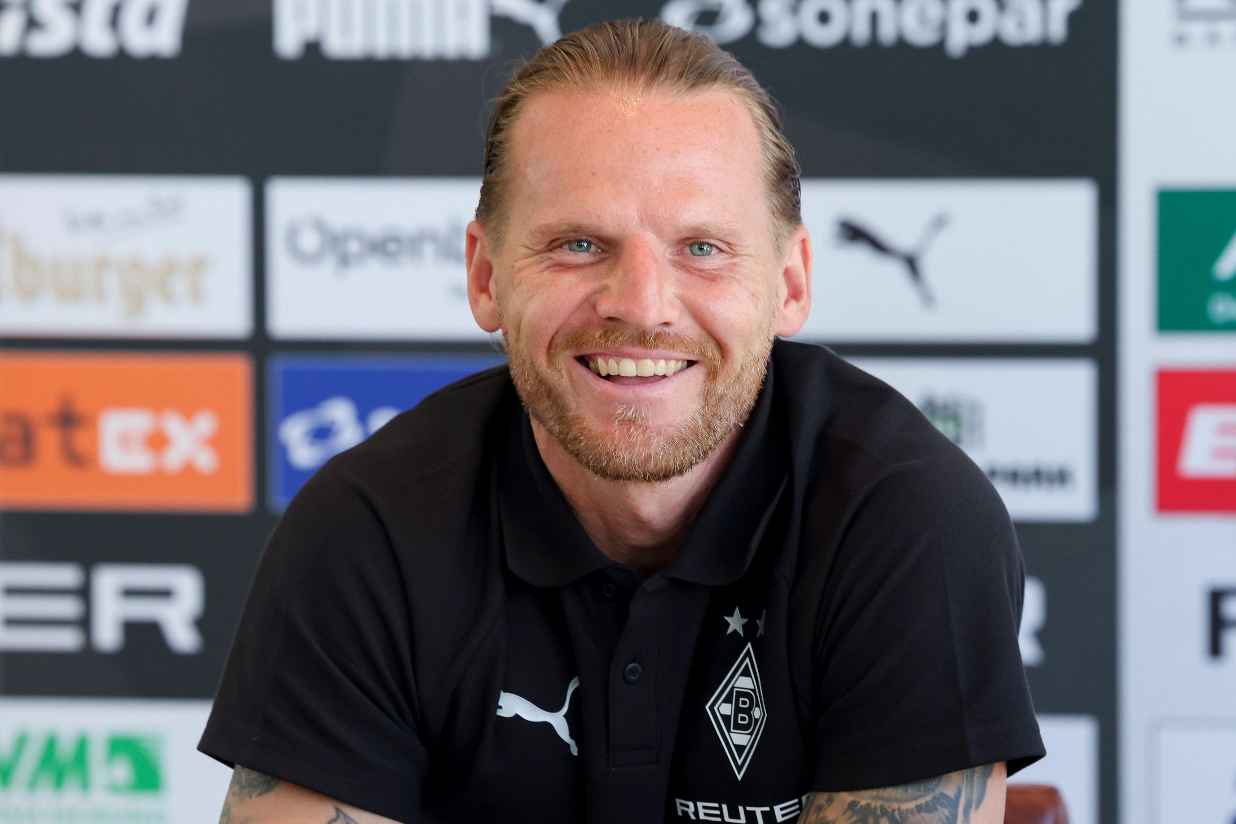 Trainer Eugen Polanski lacht.