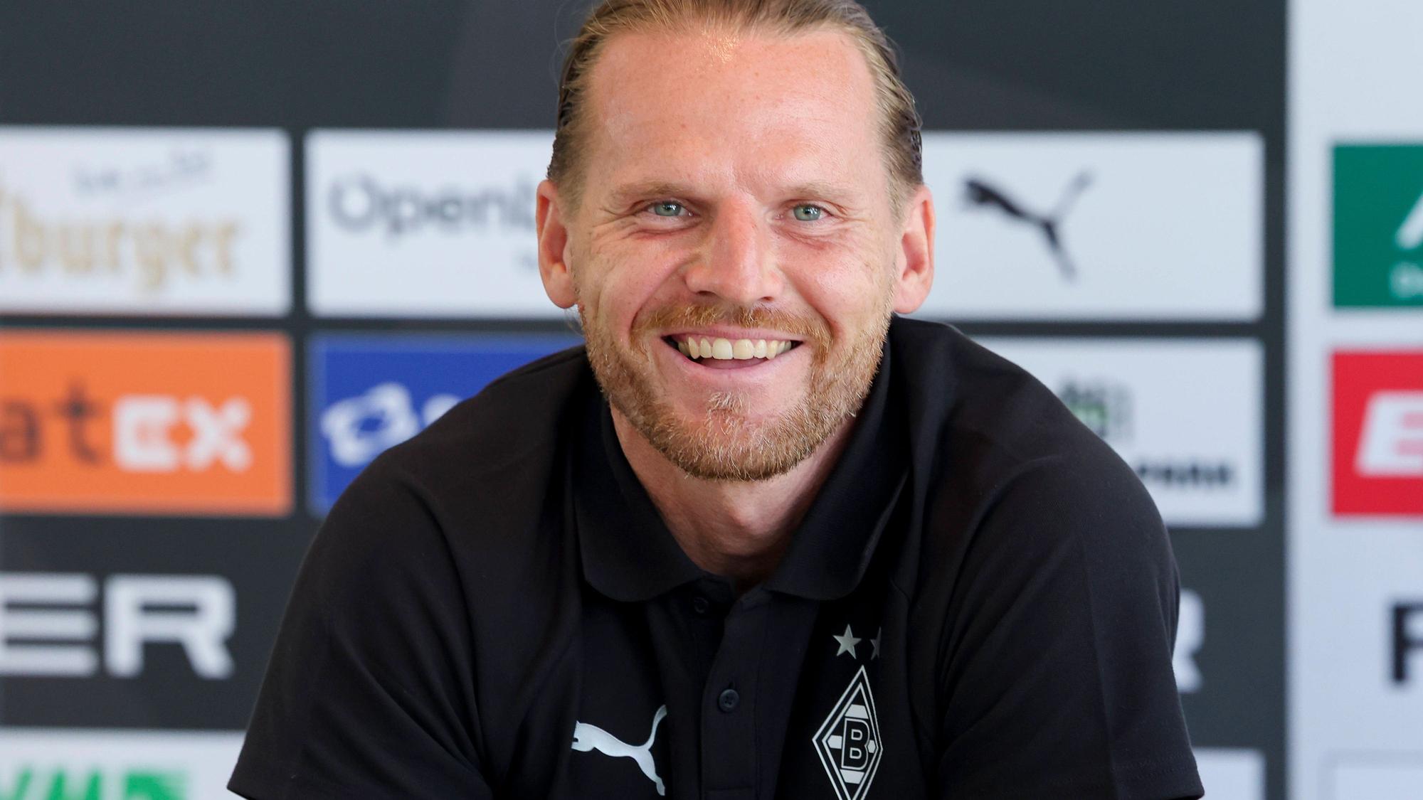 Trainer Eugen Polanski lacht.