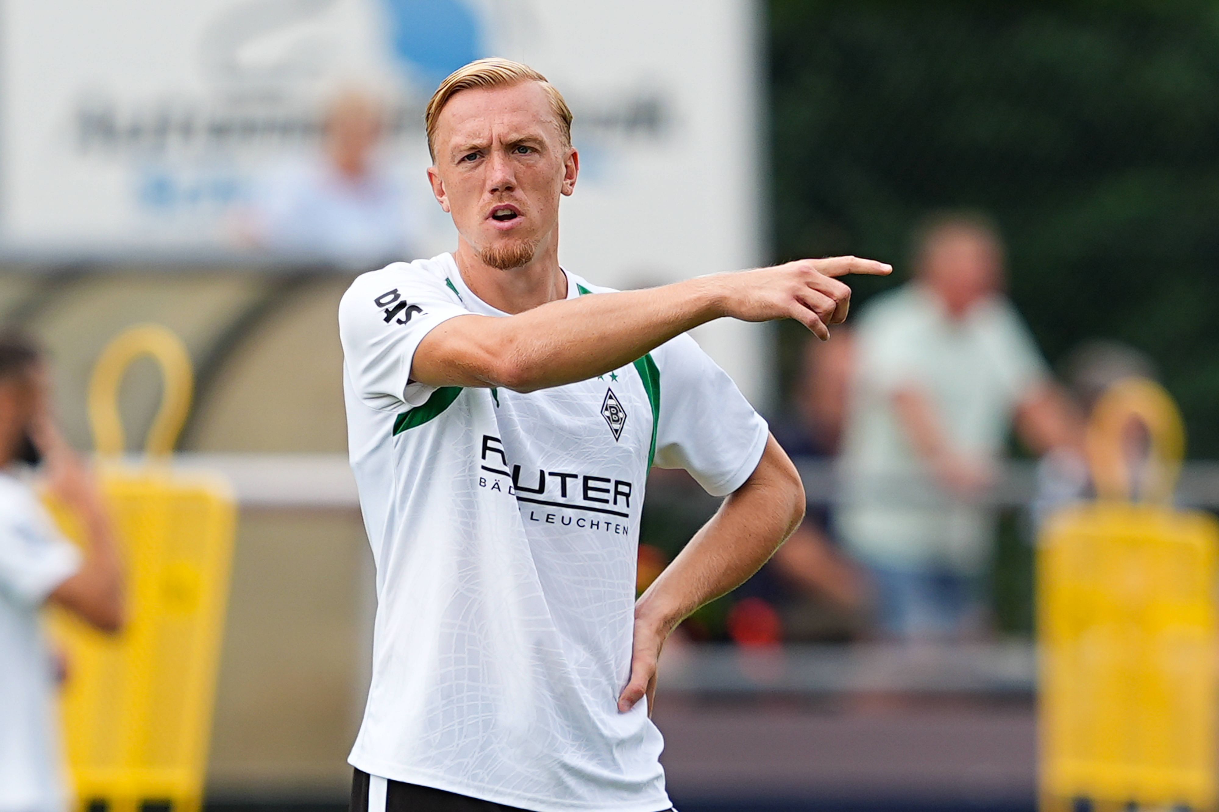 Isac Lidberg gestikuliert im Training.