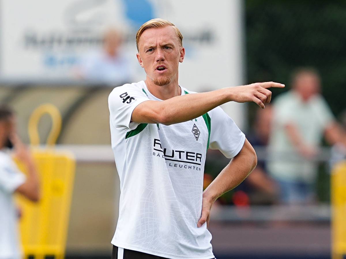 Isac Lidberg gestikuliert im Training.