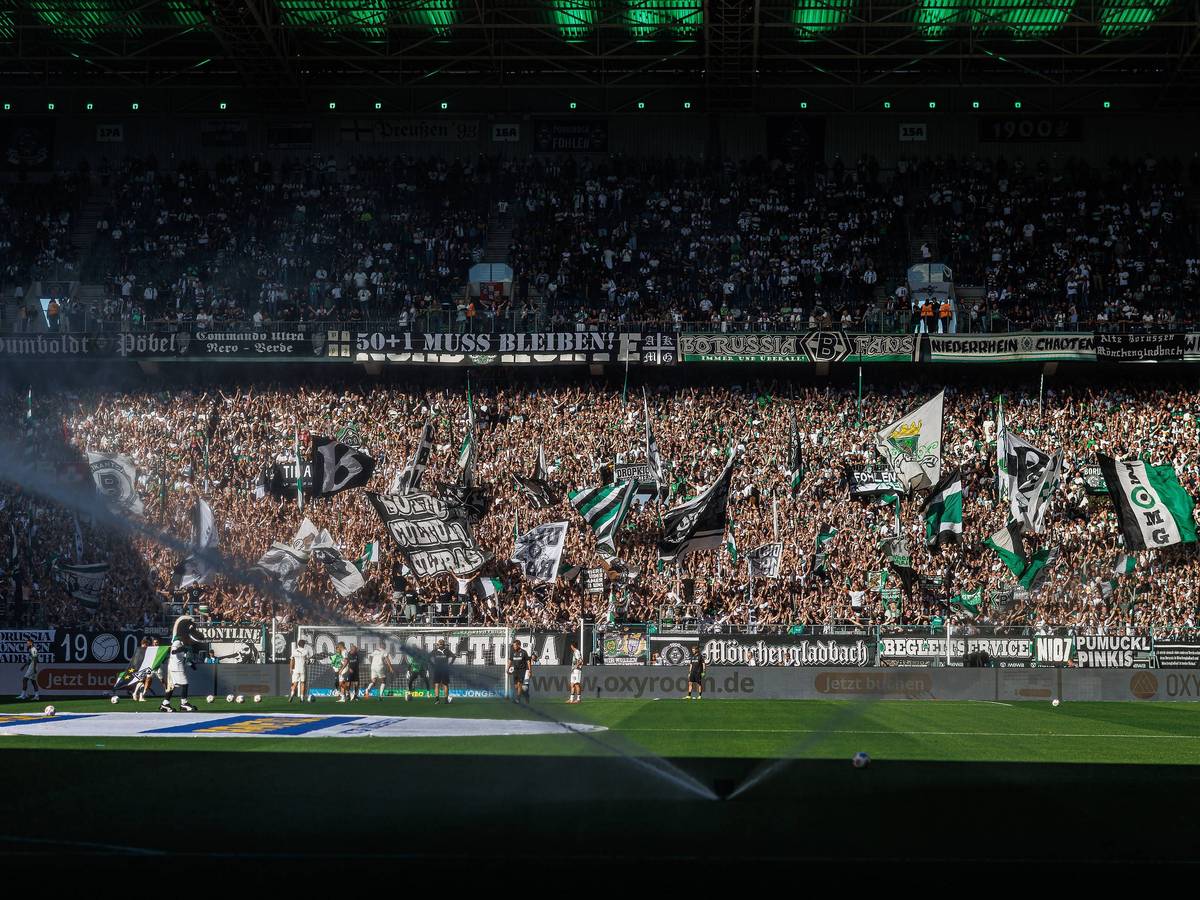 Blick auf die Fans von Borussia Mönchengladbach im Stadion.