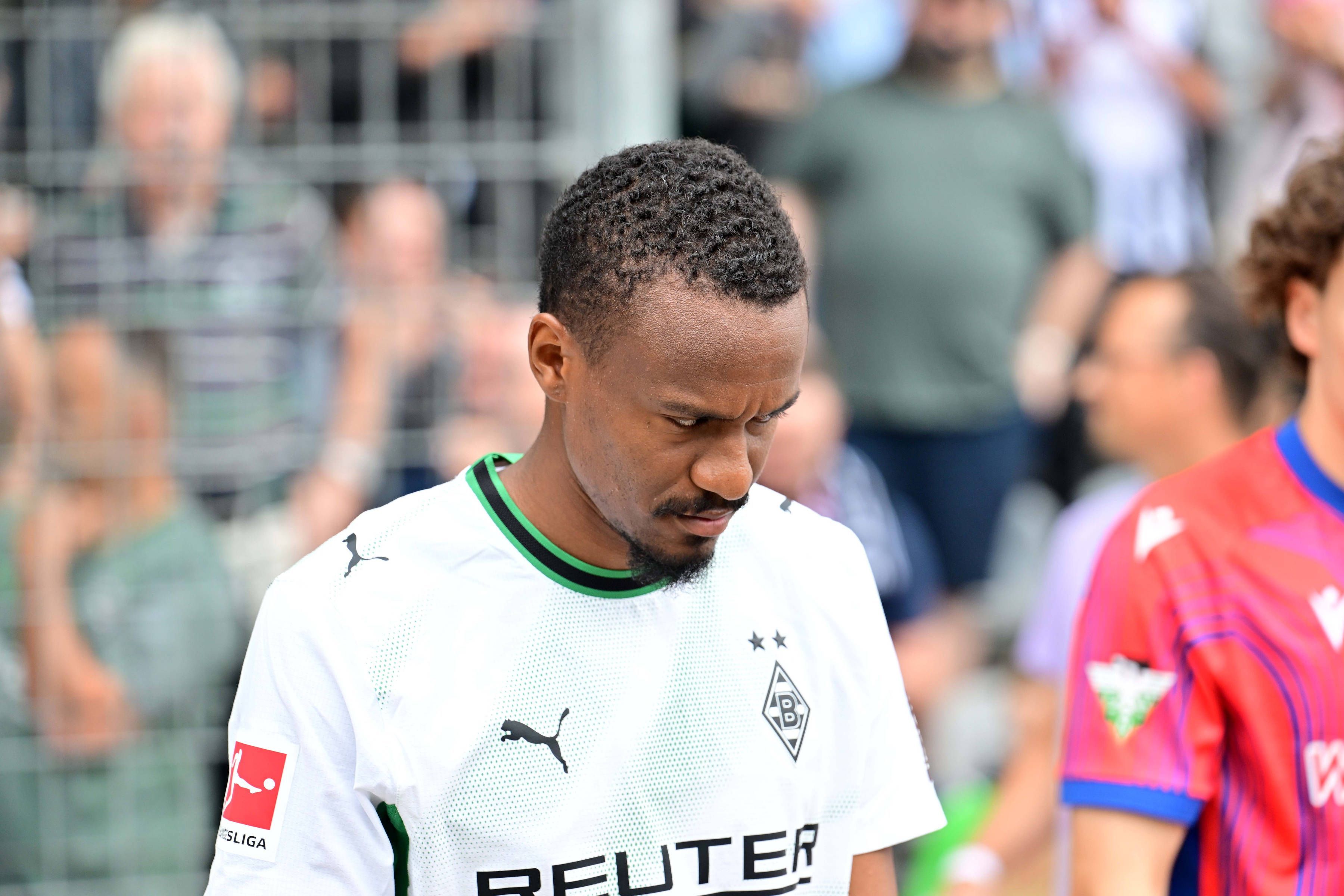 Nathan Ngoumou mit gesenktem Kopf.
