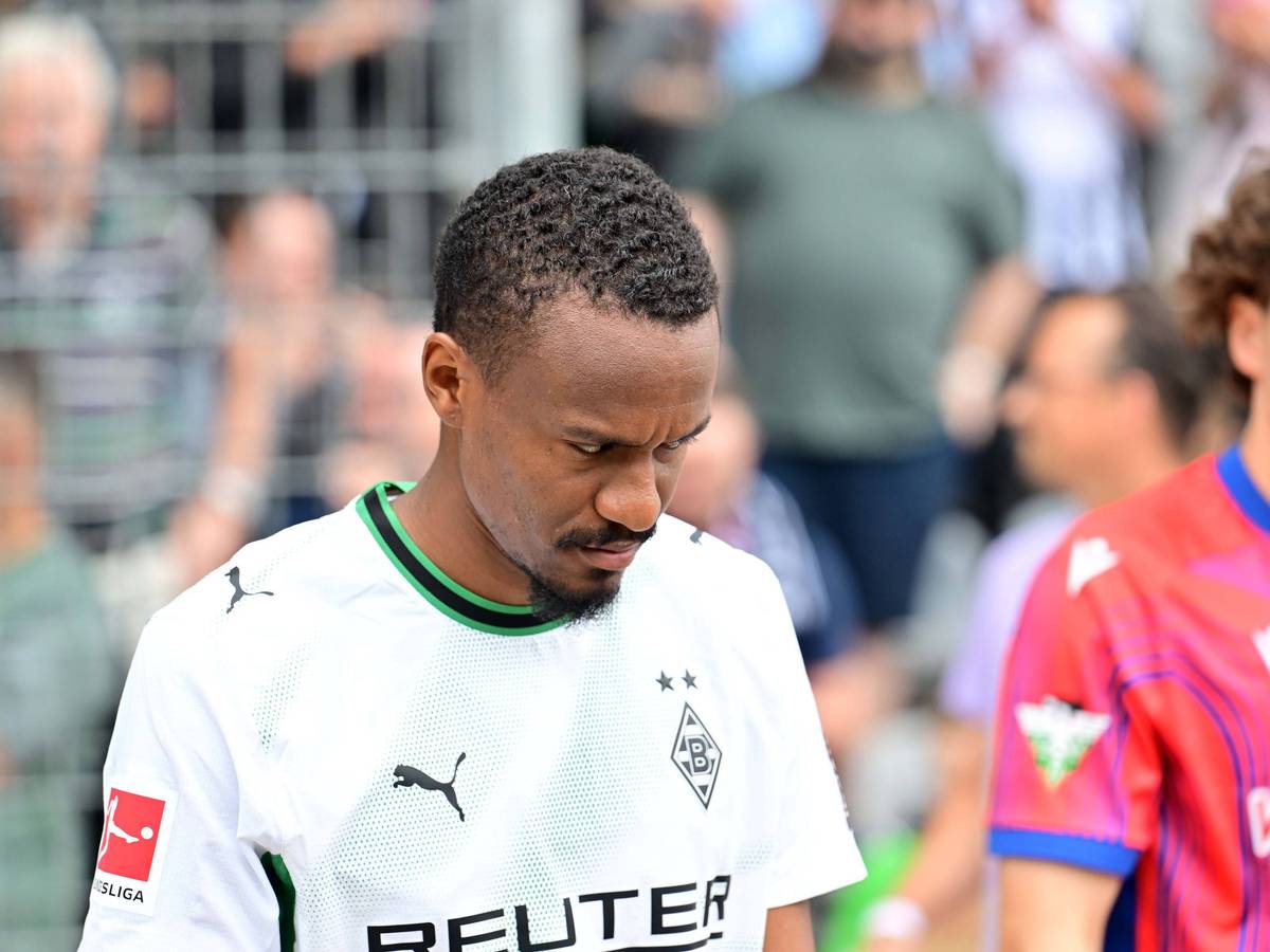 Nathan Ngoumou mit gesenktem Kopf.