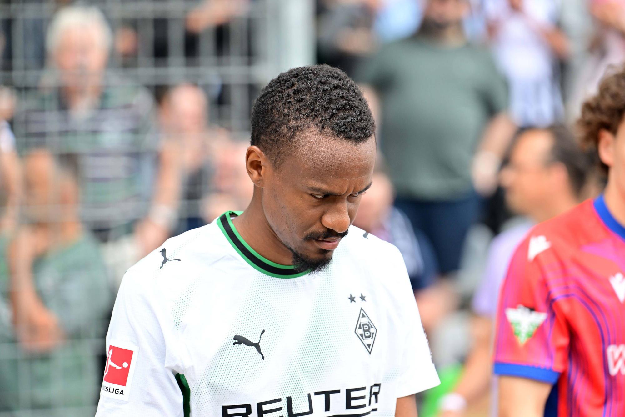 Nathan Ngoumou mit gesenktem Kopf.