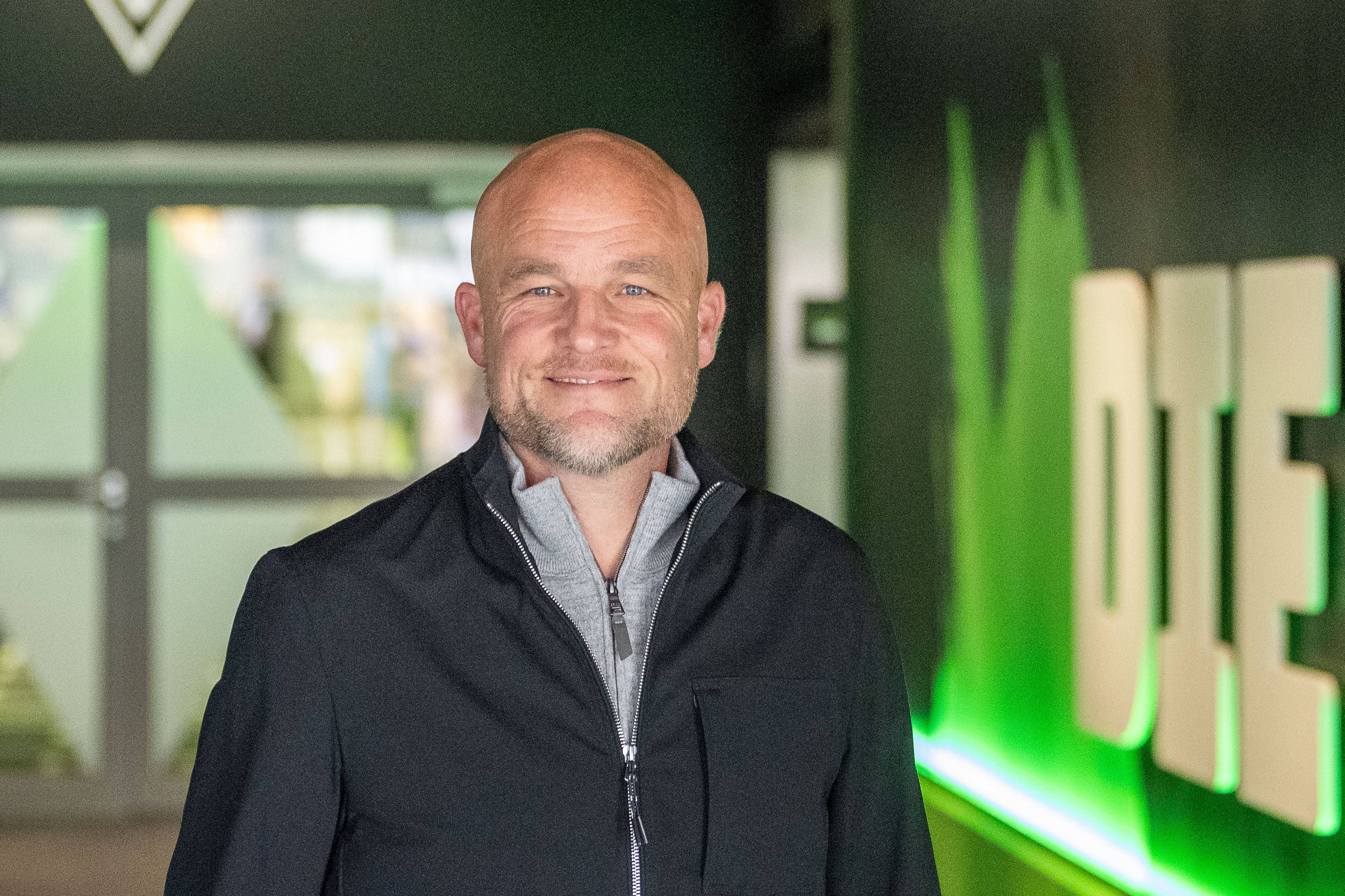 Sportchef Rouven Schröder lächelt