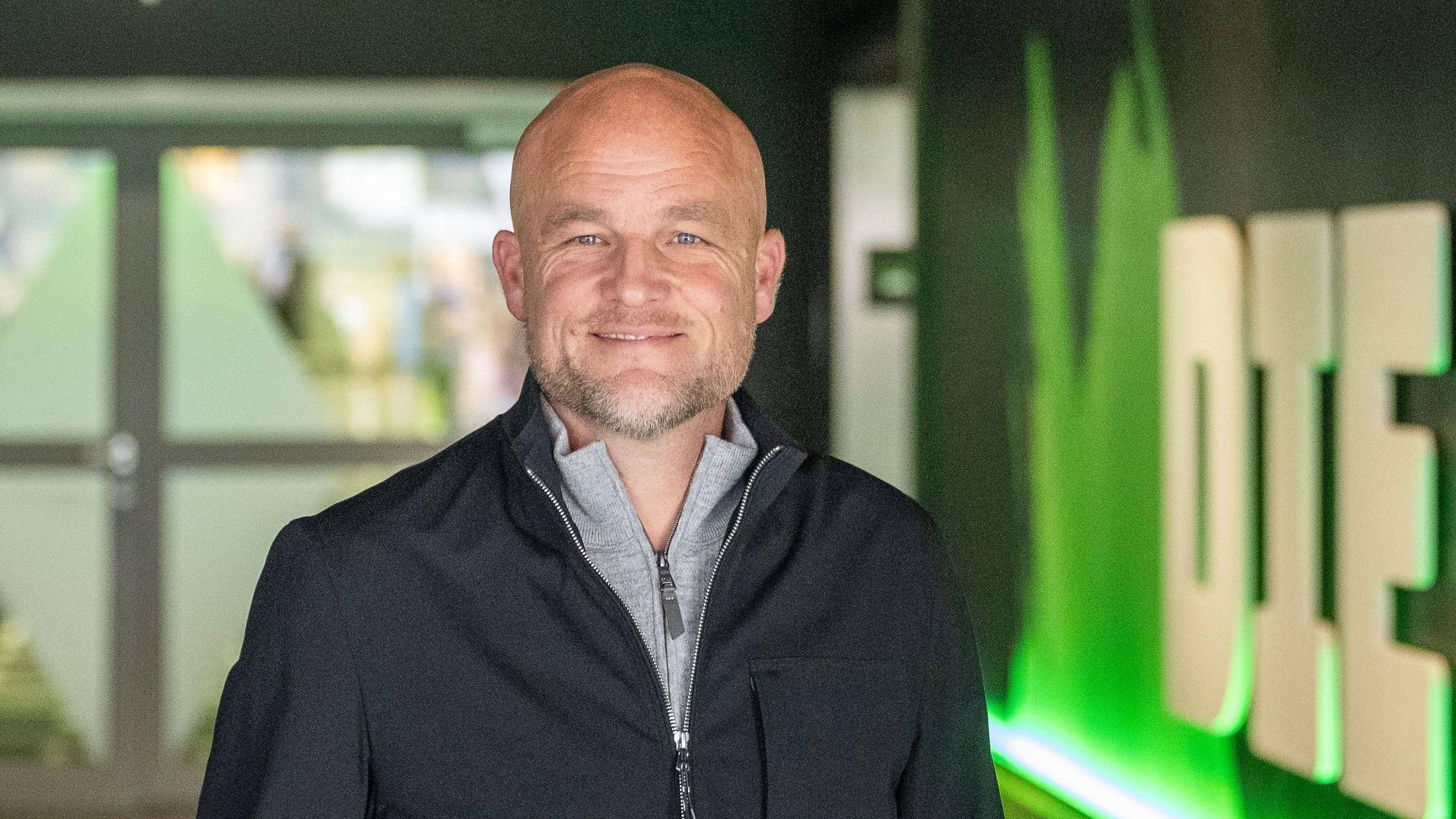 Sportchef Rouven Schröder lächelt