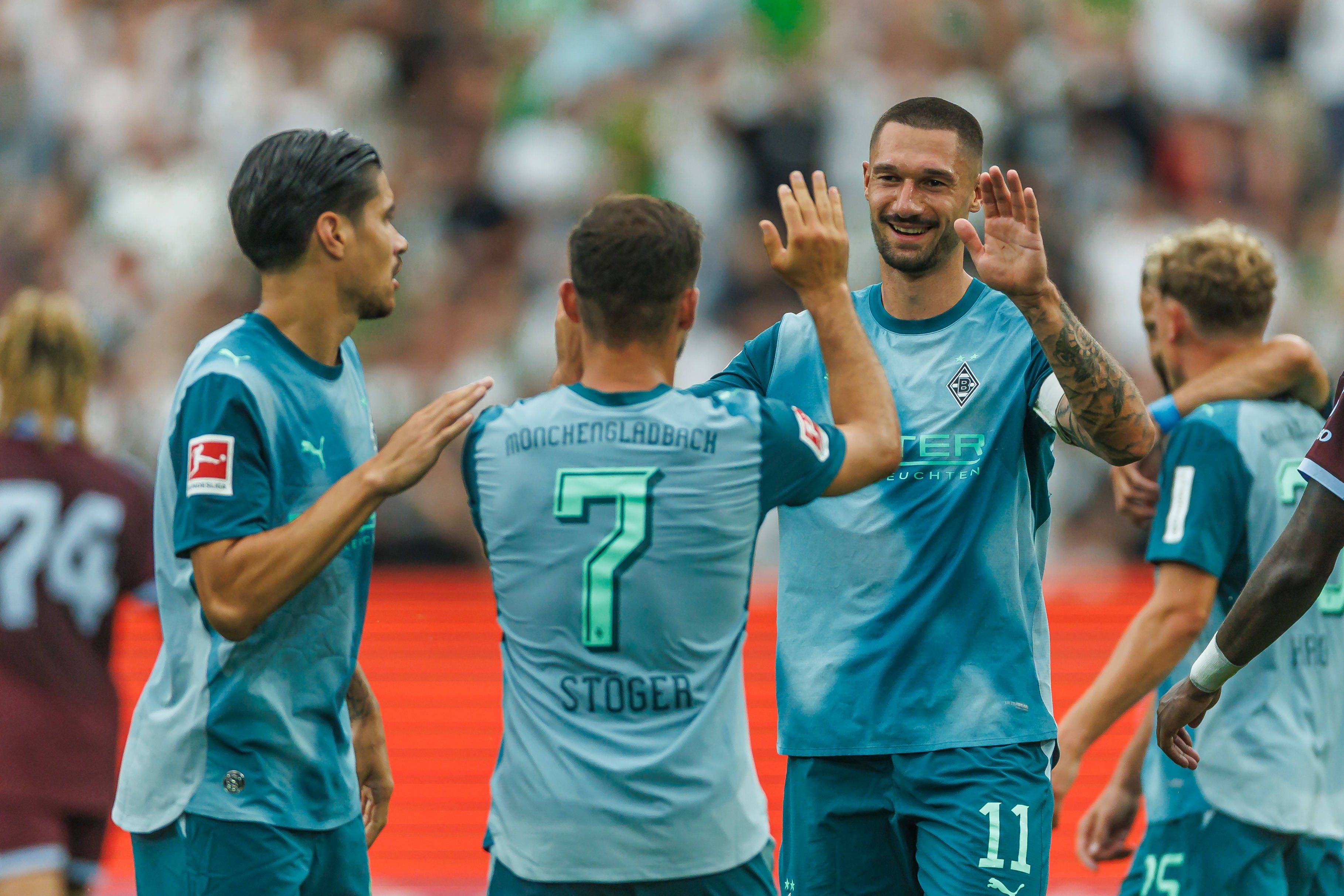 Tim Kleindienst jubelt mit Teamkollegen.