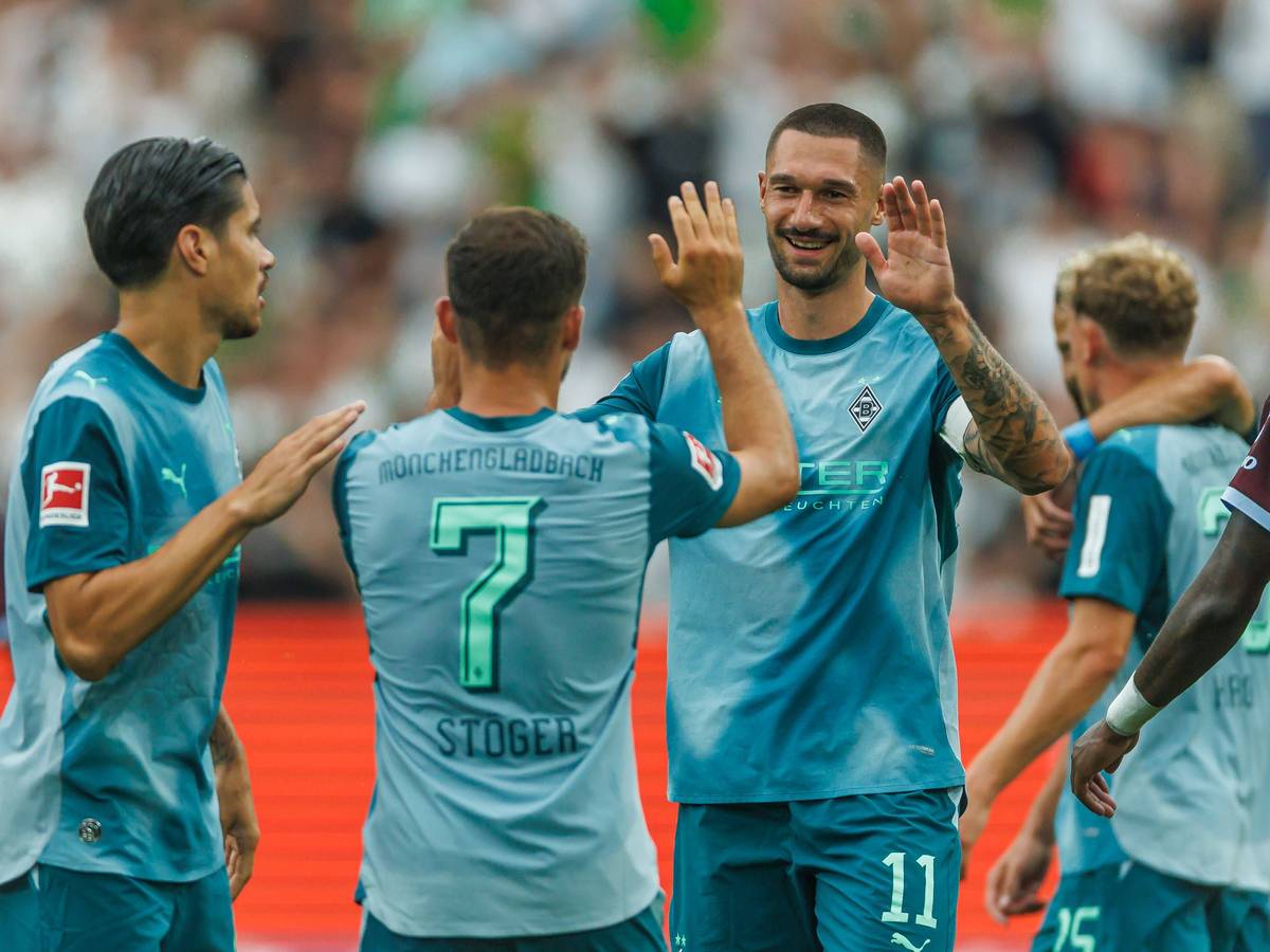 Tim Kleindienst jubelt mit Teamkollegen.