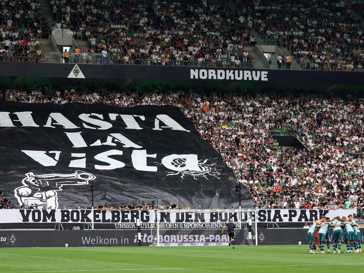 Auf einem Plakat in der Nordkurve steht „Hasta la vista“.