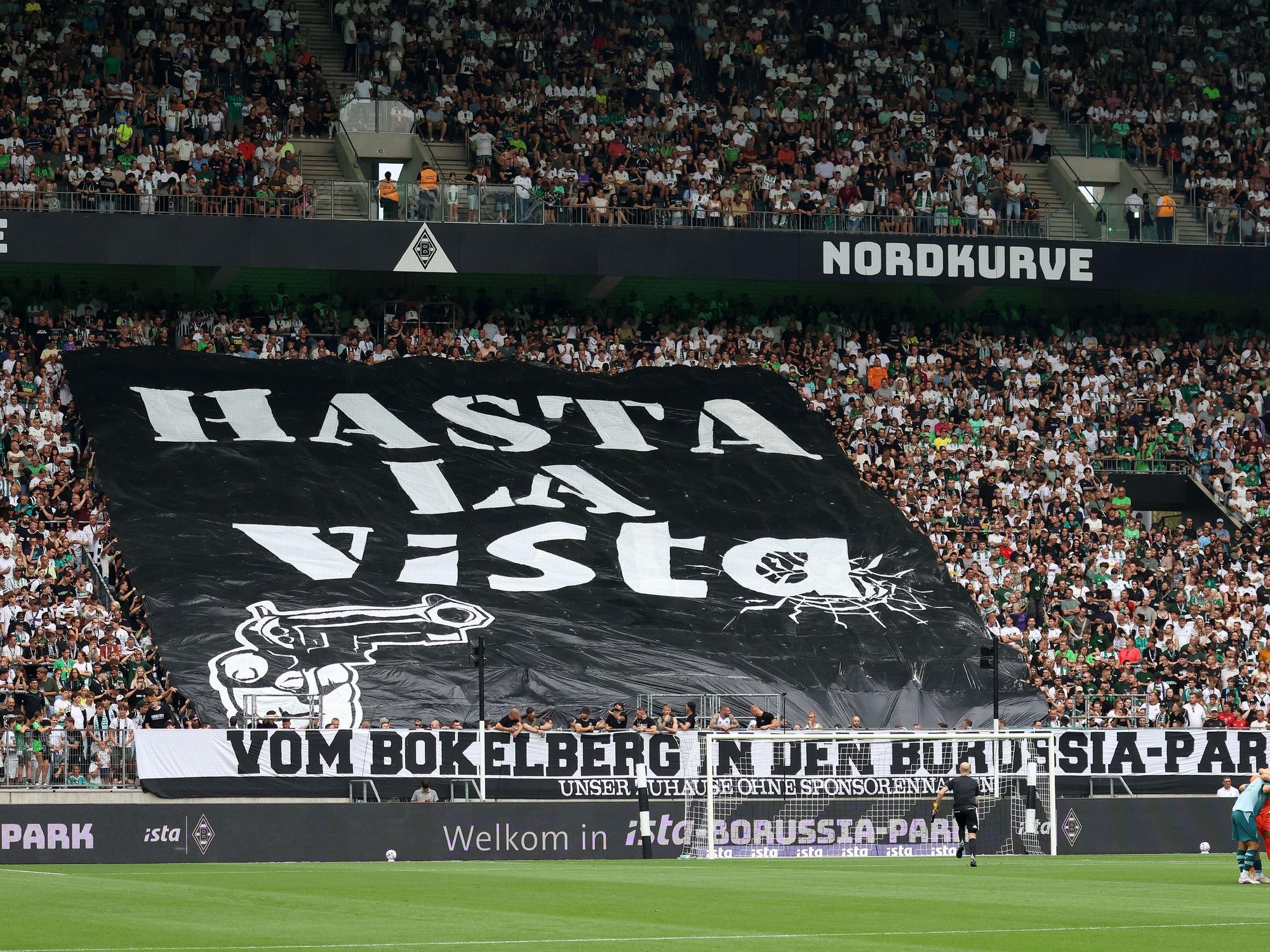 Auf einem Plakat in der Nordkurve steht „Hasta la vista“.